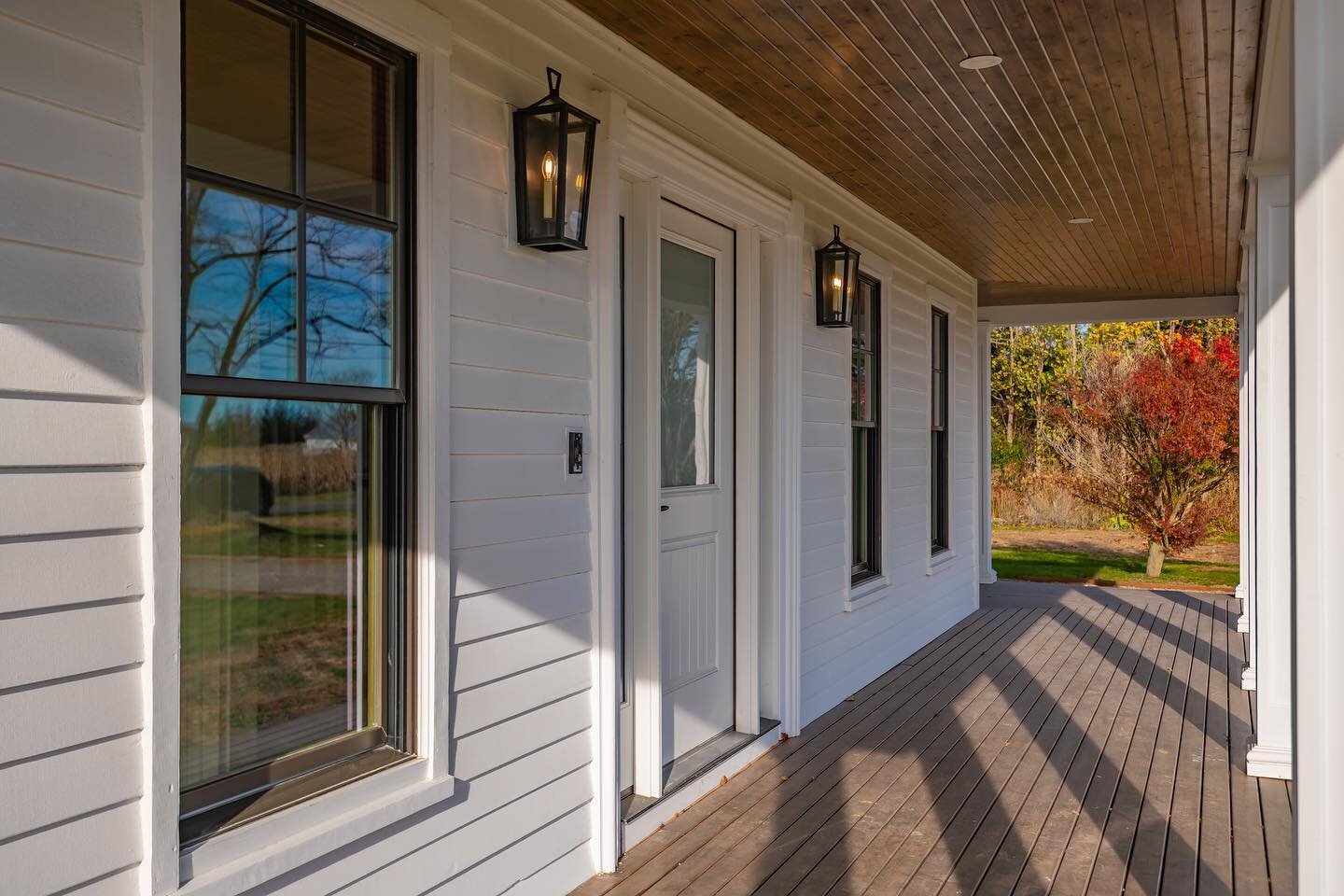 It&rsquo;s all in the details that form by the shadows of the sun ✨
-
-
-
-
-

#architecture #architecturelovers #northfork #mattituck #southold #greenportvillage #greenportny #modernbarnhouse #modernfarmhouse #modernarchitecture #farmhousestyle #arc