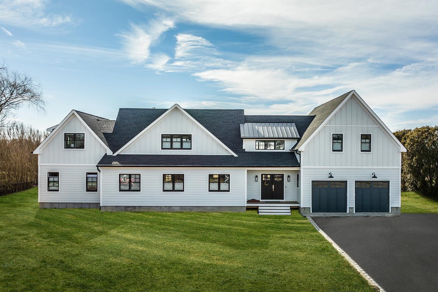 Architecture that encompasses dark colors in contrast with light colors 🖤🤍 

Designed and created by AMP Architecture. 
-
-
-
-
-

#architecture #architecturelovers #northfork #mattituck #southold #greenportvillage #greenportny #modernbarnhouse #mo