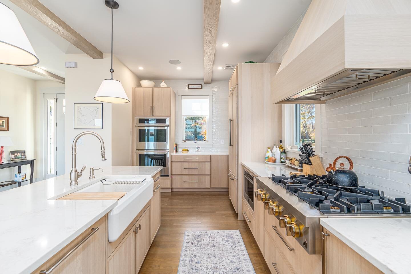 A dream kitchen designed by AMP featuring oak beams and custom cabinetry. 

Located in Southold,NY ✨ 
-
-
-
-
-

#architecture #architecturelovers #northfork #mattituck #southold #greenportvillage #greenportny #modernbarnhouse #modernfarmhouse #moder