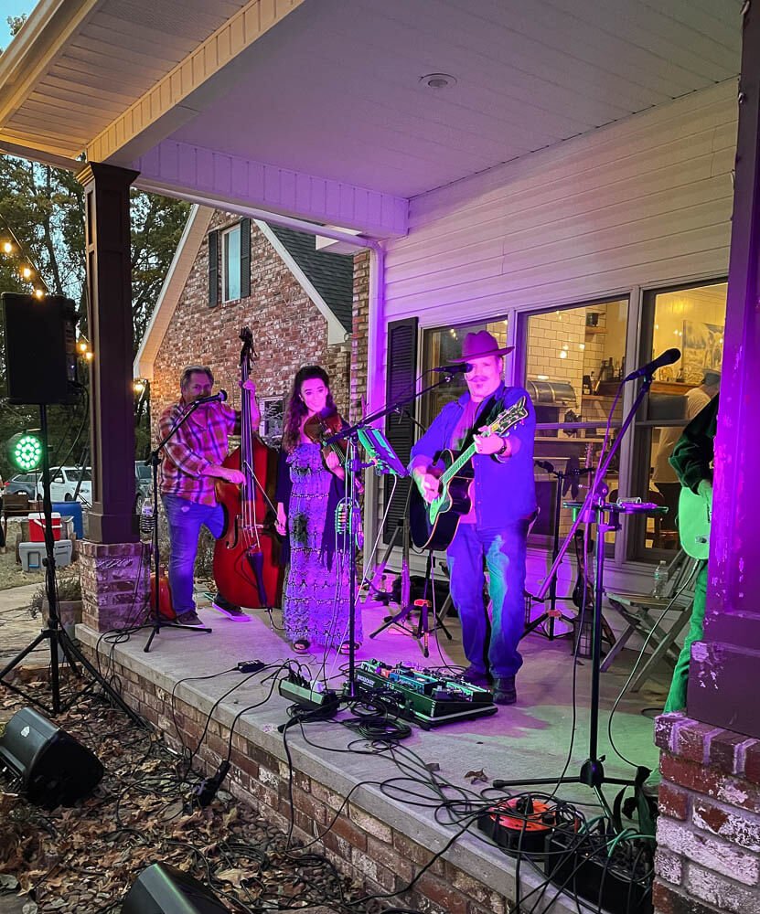 live music band playing at Sobremesa Farm Kitchen pizza night