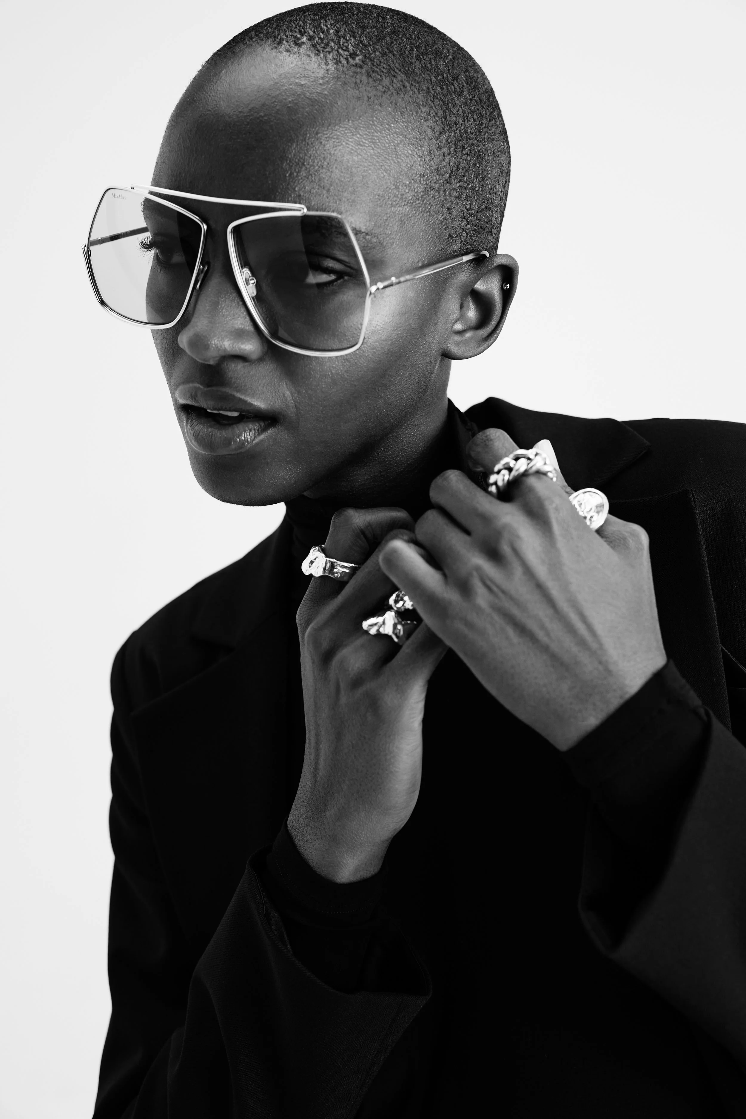 02_DEEP BLACK_0353 1.jpg