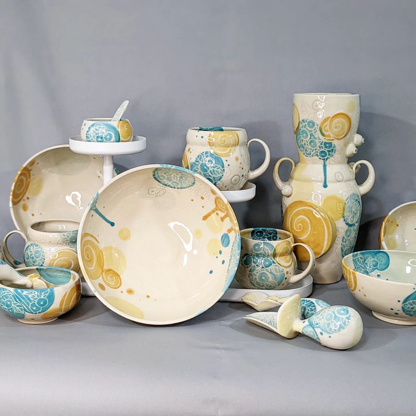 Family portrait 📷 Setting a table with handmade items doesn't need to mean that all the pieces are identical and matchy-matchy. 

The eclectic table can have a variety of shapes that relate to each other, like they're in the same family, even if the