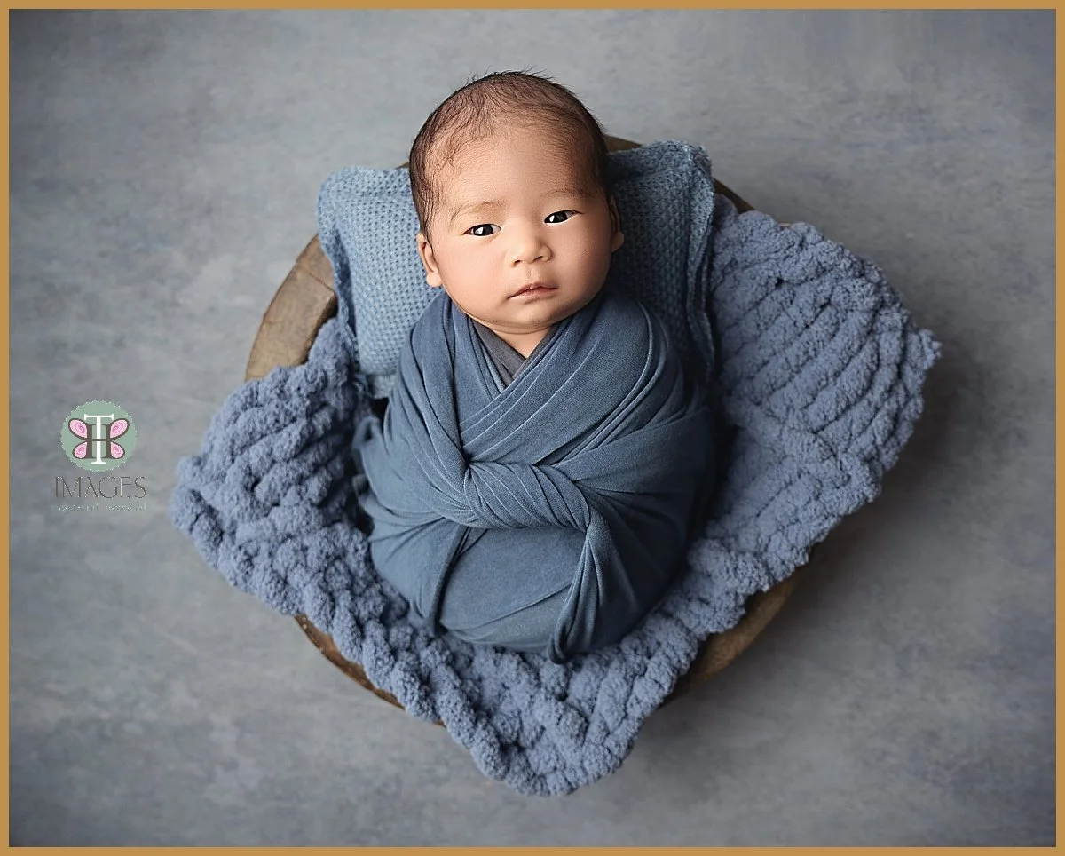 posed newborn session