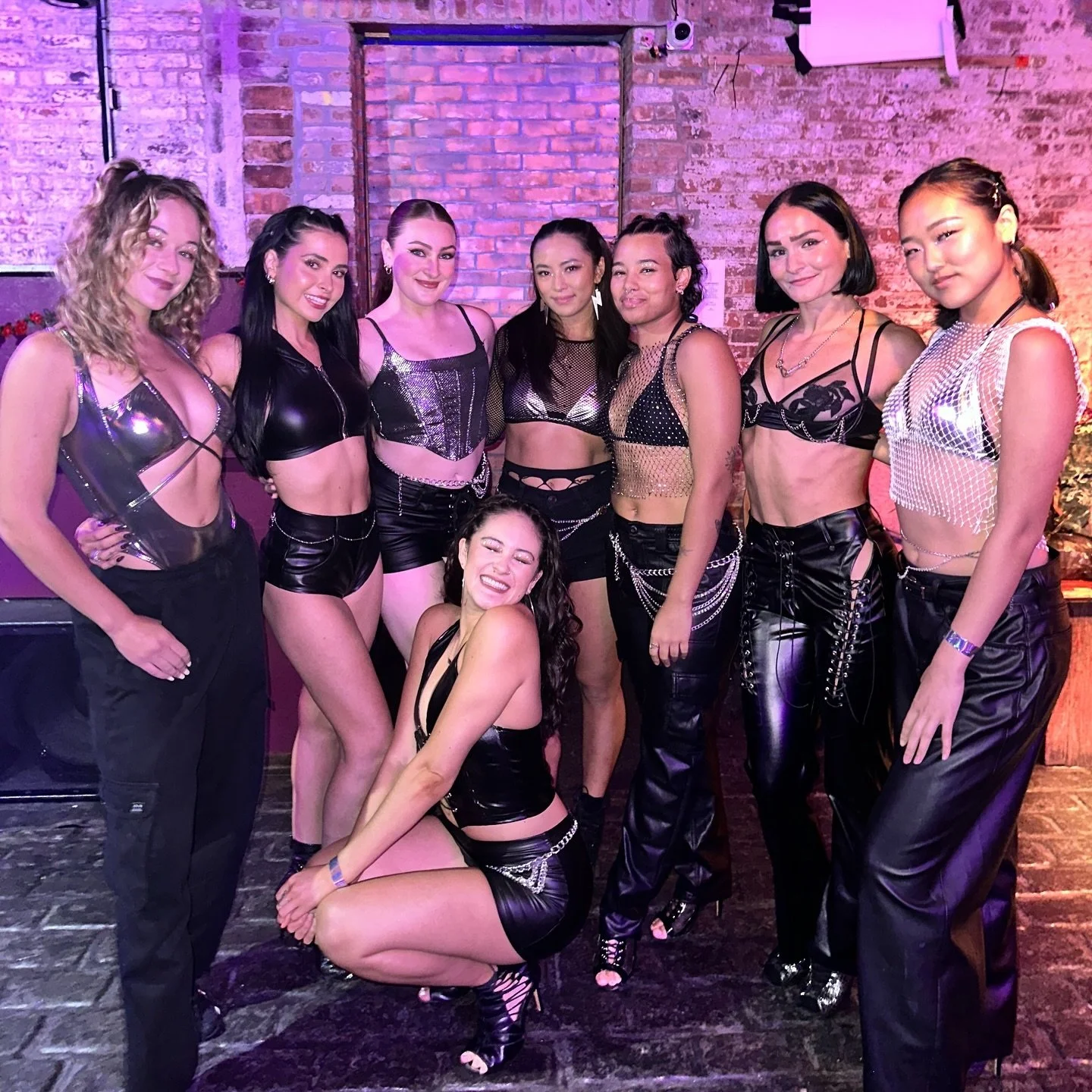 gratitude dumpie 💜🫂🌟 @clubnycent
.
my july was full of laughs and good energy thanks to this showcase and these people. if you think YOU&rsquo;RE tired of the song loooooool. this piece was kind of pending in my brain since the moment the song rel