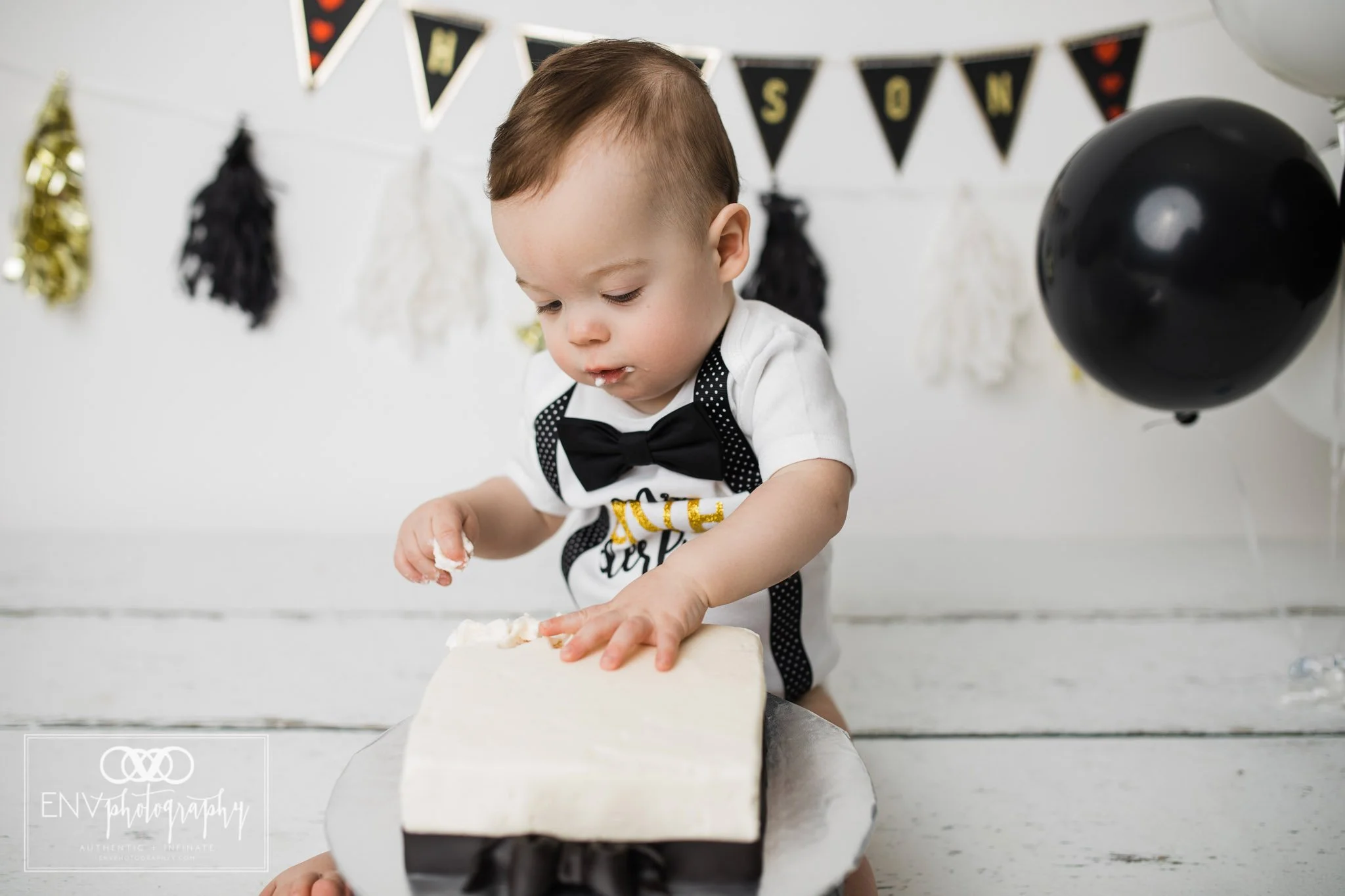 Mount Vernon Columbus Ohio Family Photographer First Birthday Cake Smash (11).jpg