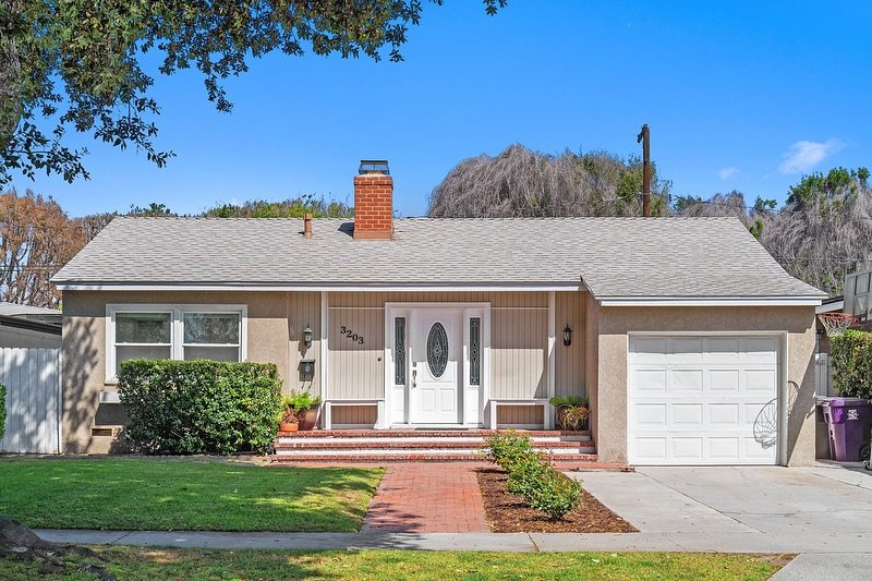 Tucked into one of Long Beach&rsquo;s most coveted communities, this 3 bed, 2 bath home has everything you need: multiple living spaces, an eat-in kitchen, a private backyard with spa &amp; more! JOIN US FOR OPEN HOUSE this Sunday 12-4PM.⁣
⁣
3203 Fau