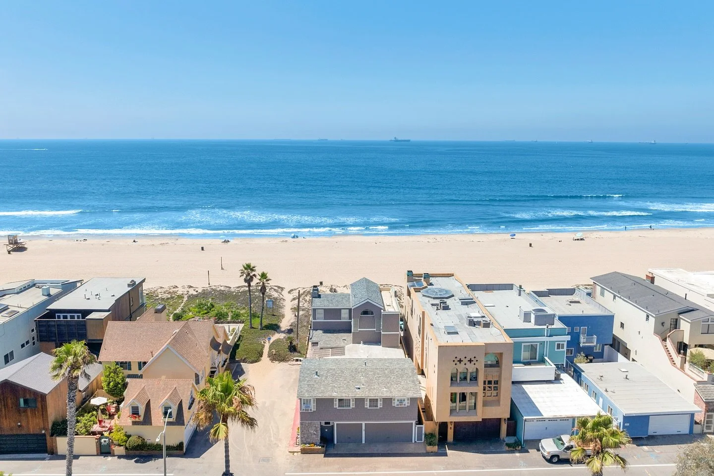 Here's your chance to own a slice of Sunset Beach history 🌅 Built on a coveted corner lot, this rare oceanfront triplex offers endless opportunities to live or invest in one of SoCal's most iconic beach communities.
Key Features:
🔑 Oversized 40
