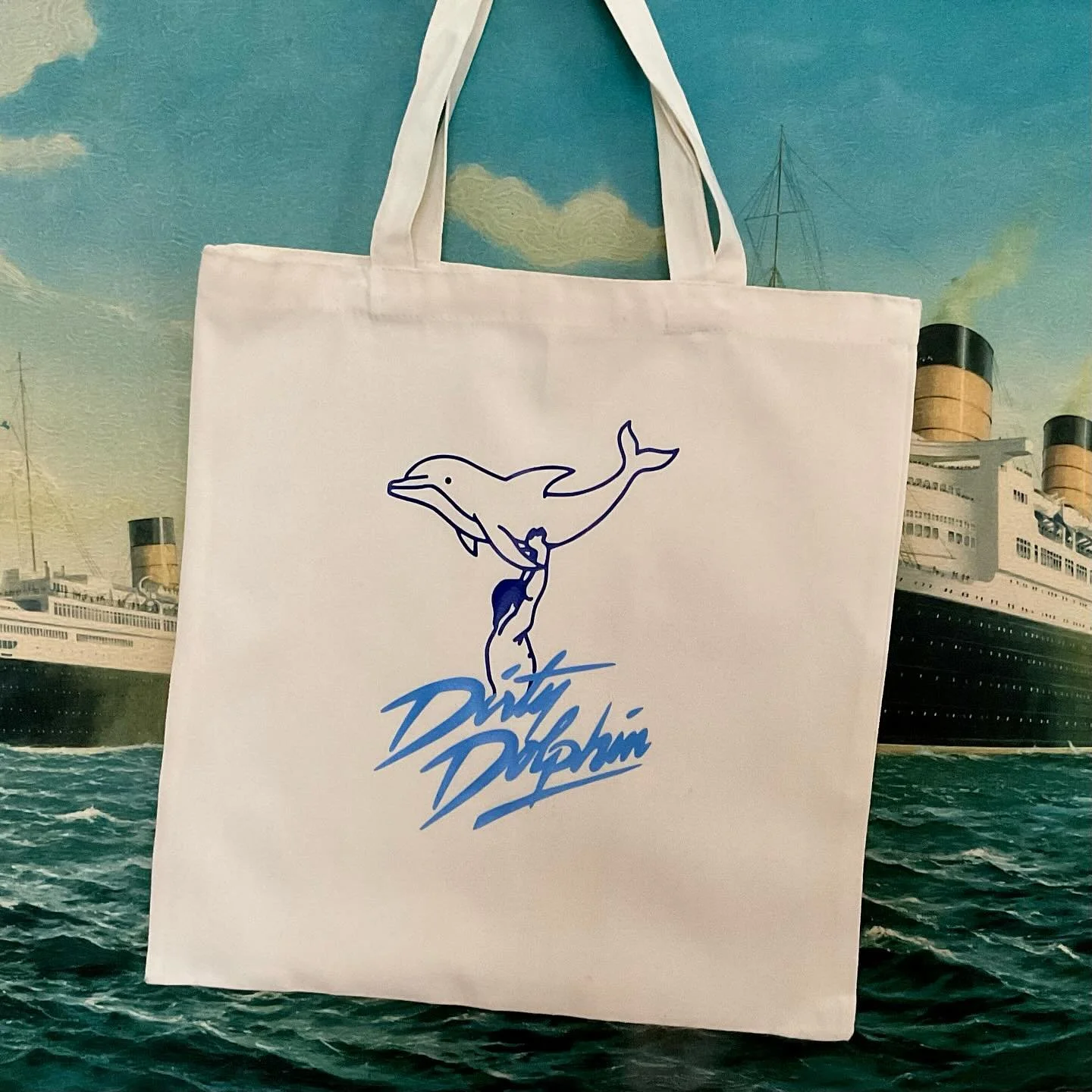 💥💥M&eacute;langer sa passion pour les dauphins et son obsession pour Dirty Dancing, &ccedil;a donne les nouveaux Tote bags &laquo;&nbsp;Dirty Dolphin&nbsp;&raquo; 🐬🐬

Ils sont disponibles au @bazarverdunois cette fin de semaine, viens te procurer