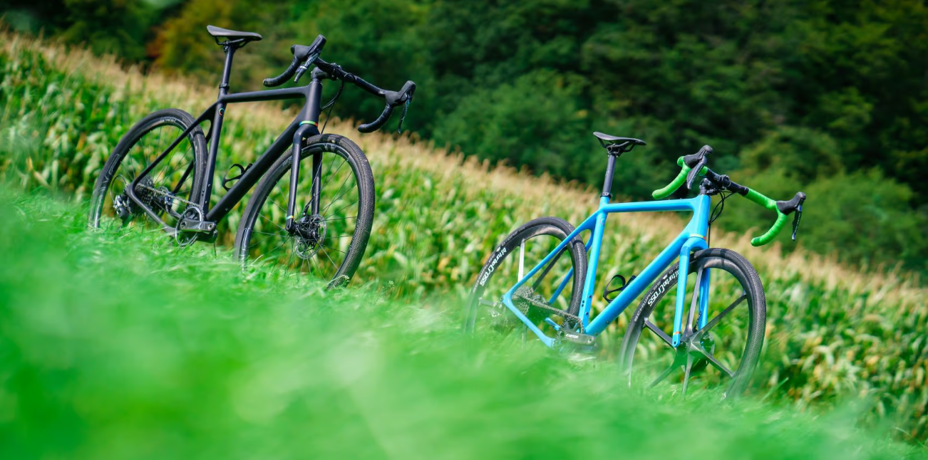 U.P. and U.P.P.E.R. differ only in weight (180g less for the U.P.P.E.R.) - 	
There is no difference between the U.P. and U.P.P.E.R. in terms of geometry, durability, stiffness, tire clearance or capabilities.