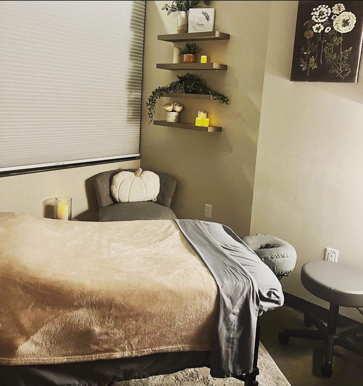 Something magical about a warm massage room when it&rsquo;s cold outside! @annasmithlmt not only is loving the early sunsets, she loves helping others feel amazing. What&rsquo;s your favorite type of massage? Hot stone, deep tissue, or Swedish?

#sel