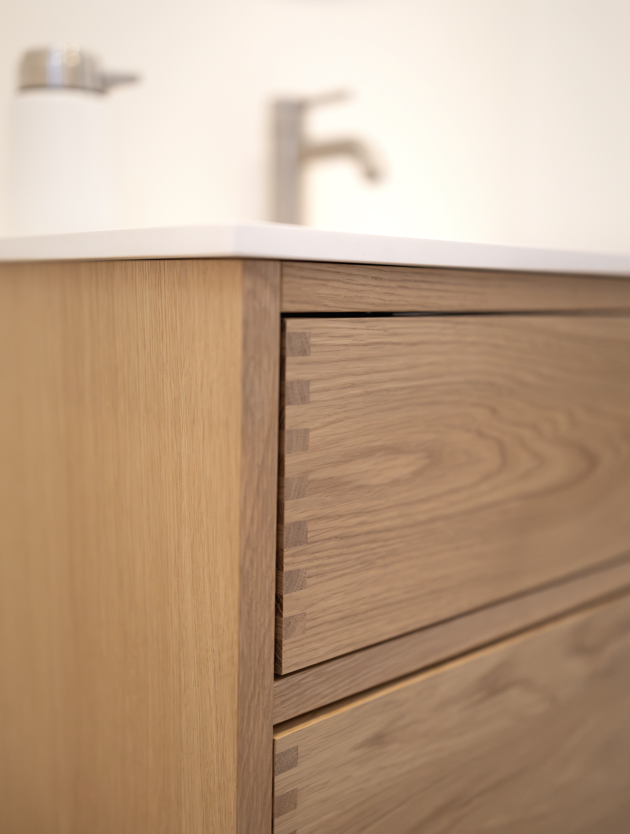 snedkerbad møbel i massiv eg med snedker fronter - Her som IKEA Godmorgon hack beklædning