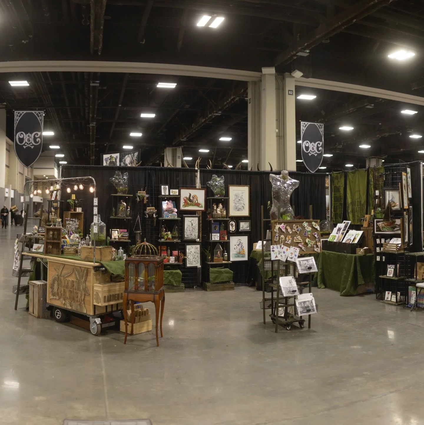 Atlanta we&rsquo;re here for ya! Come out to @odditiesandcuriositiesexpo and find us slingin&rsquo; terrariums, art (prints AND fancy originals!), weird plants, bits of moss, a bunch of dirt, some bad jokes, and probably other stuff that I forget! Pl