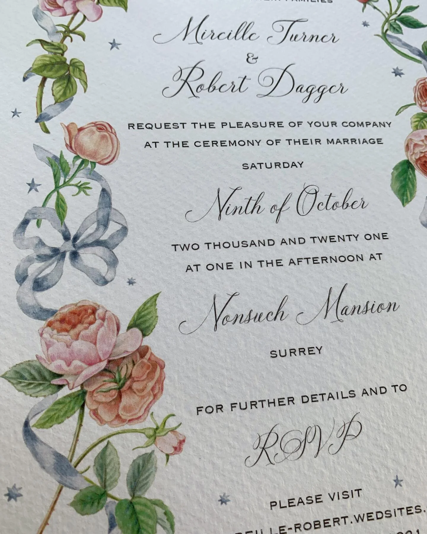 English roses with a touch of light blue and tiny stars for Mireille and Robert, hand painted by me for their lovely custom invitations 🤍

.
.
.
.
.
.

#luxuryinvitation #bespokeinvitation #custominvitation #custominvites #customweddinginvitation #w