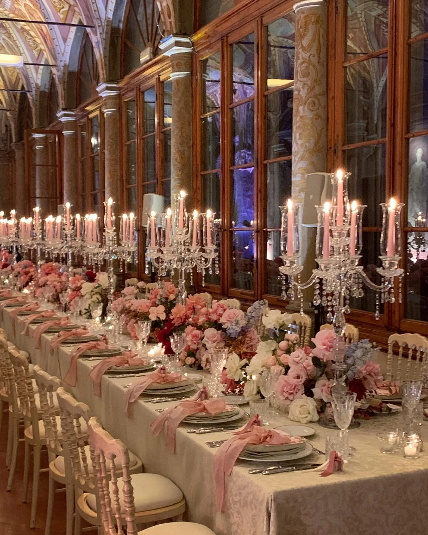 Beauty ♡ at @villa_corsini with @angela.mugnai and @evelinaflorenceflowers 

&bull;
&bull;
&bull;

#luxuryevents #luxurystationery #bespokestationery #tablesetting #weddinginflorence #stationeryaddict