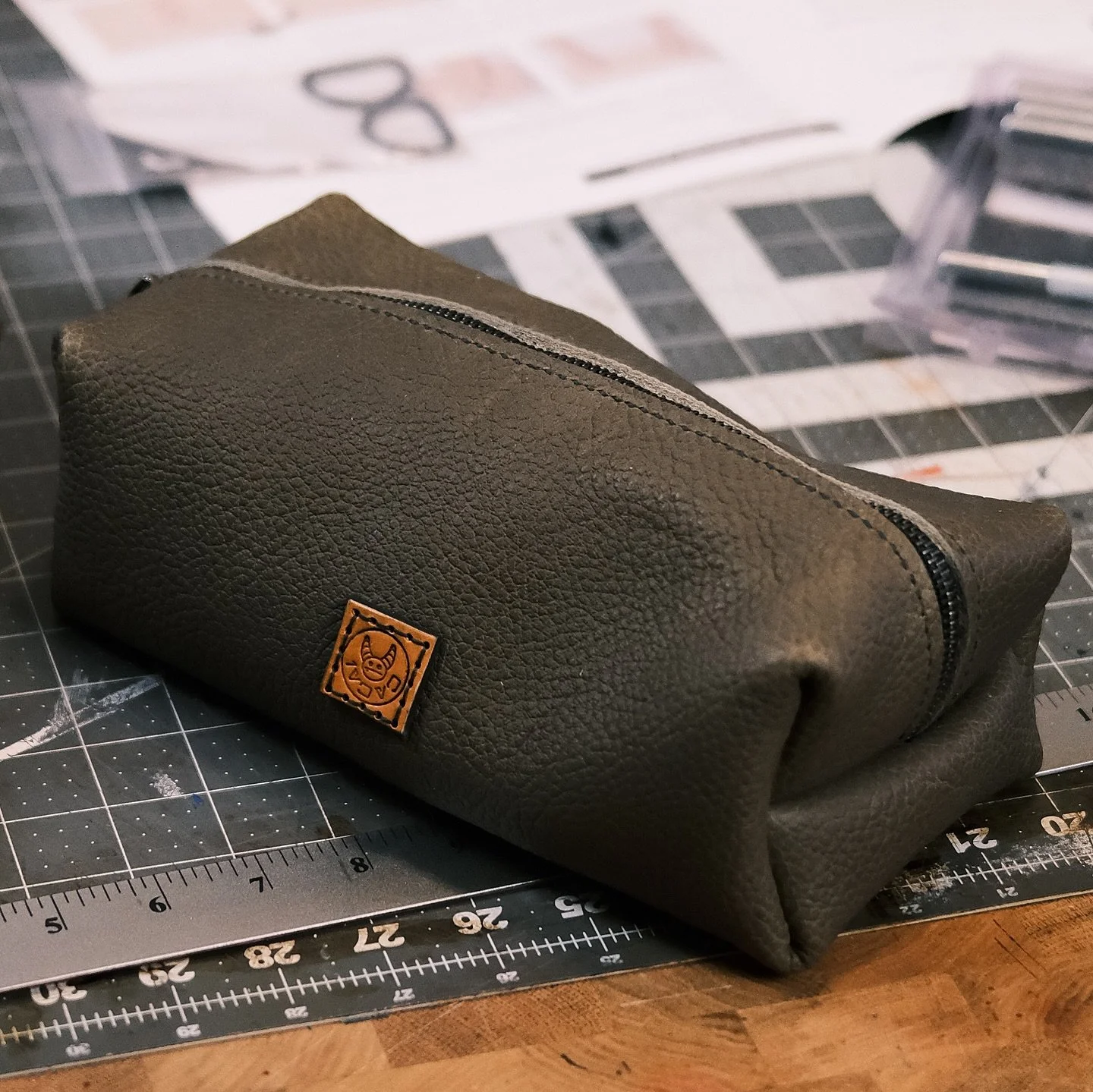 Quick zipper carry for all your pens or tools! Im thinking about adding a handle too! What do you think?
#lothcatleathergoods #leathergoods #leatherwork #leathercrafting #leatherpouch #leatherbag #leathercase #pencase #leatherpencase #leathertoolcase