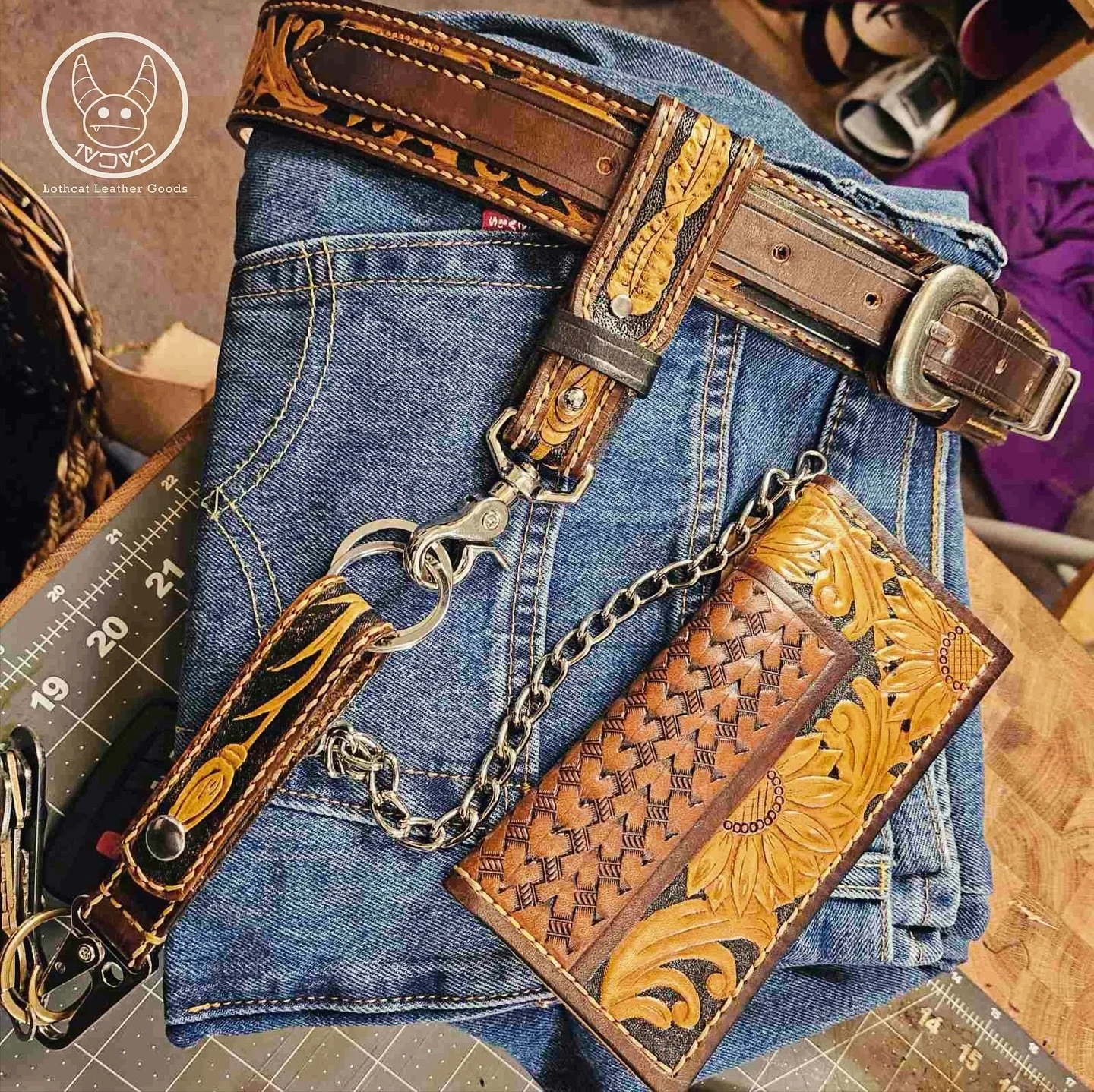 Complete set! Hand tooled ranger belt, vertical wallet and key holders! 
.
.
#customleather customwork #customleatherset #customleatherbelt #leatherbelt #rangerbelt #verticalwallet #customverticalwallet #leatherwallet #handmade #handmadeleather #hand