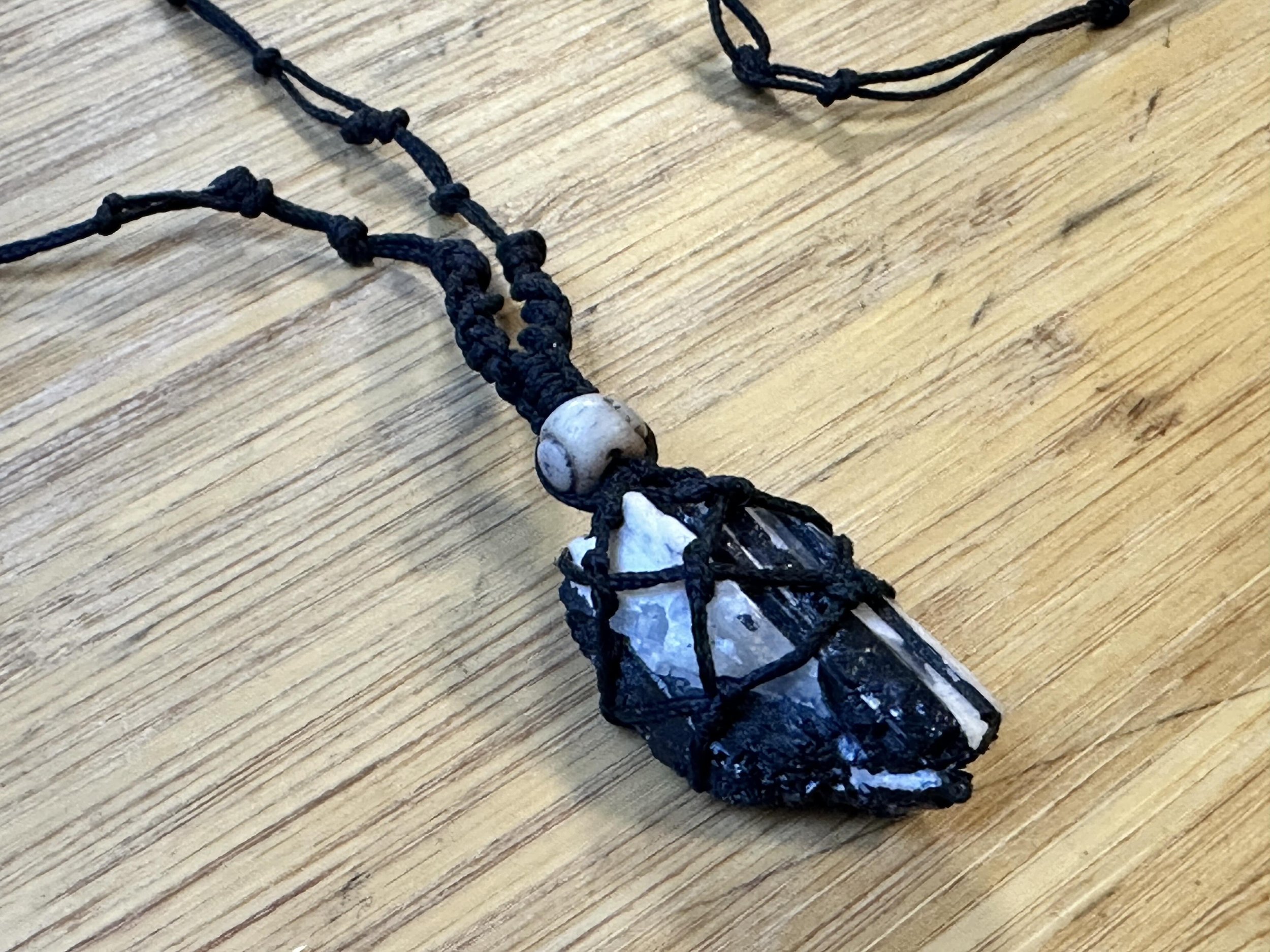 Úplňkový makrame náhrdelník s turmalínem - černý