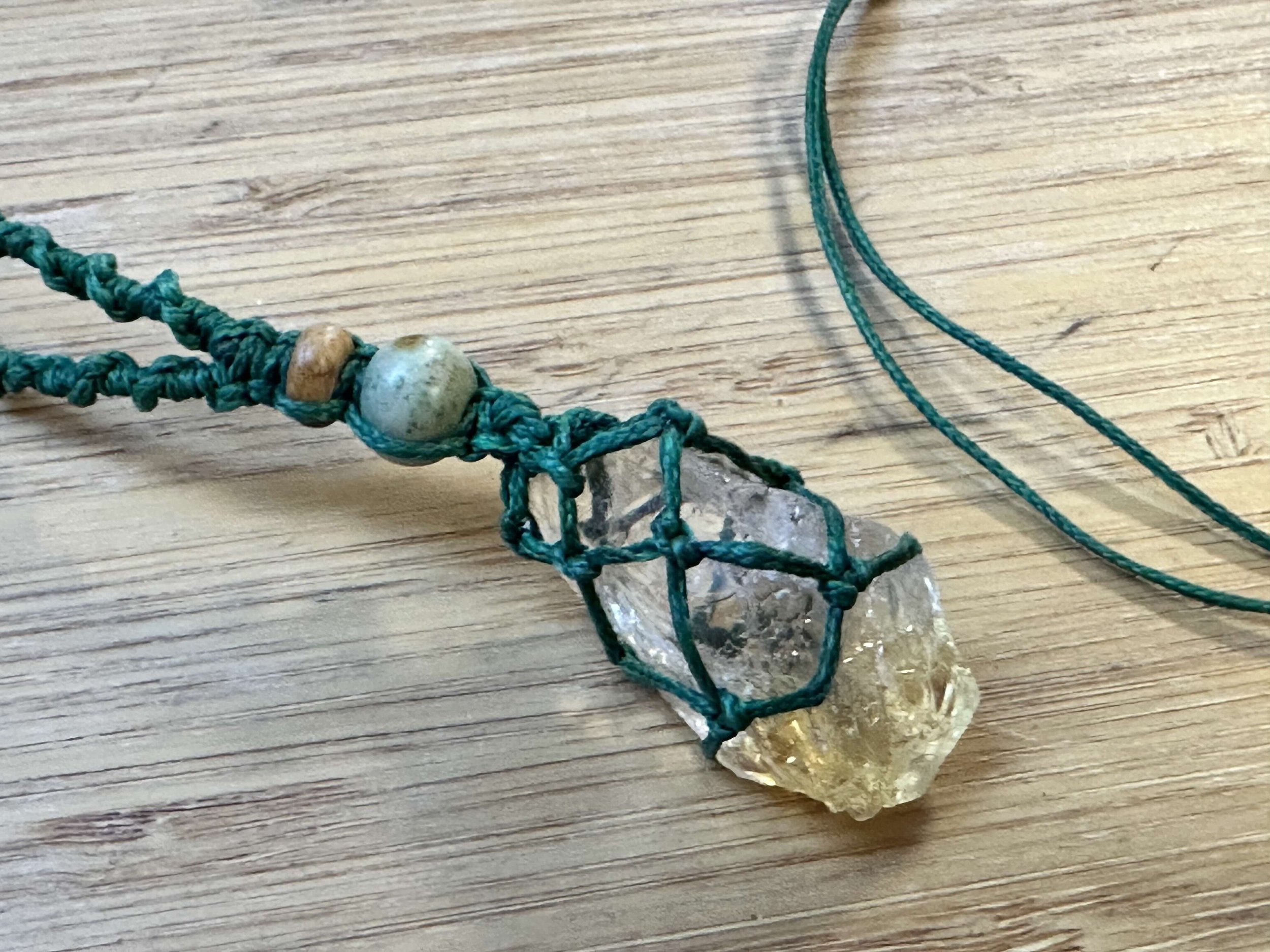 Úplňkový makrame náhrdelník s citrínem - zelený