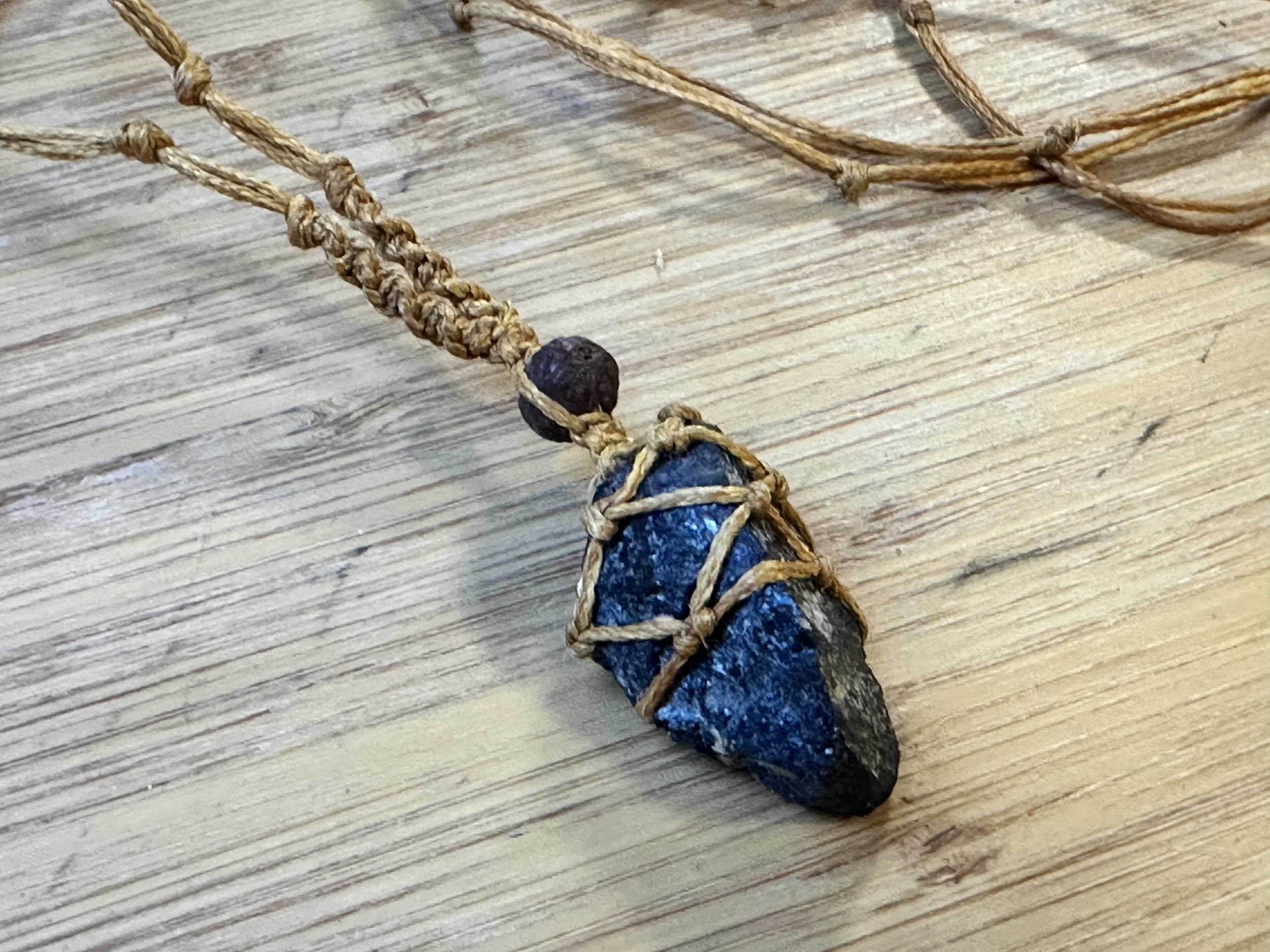 Úplňkový makrame náhrdelník s turmalínem - žlutý