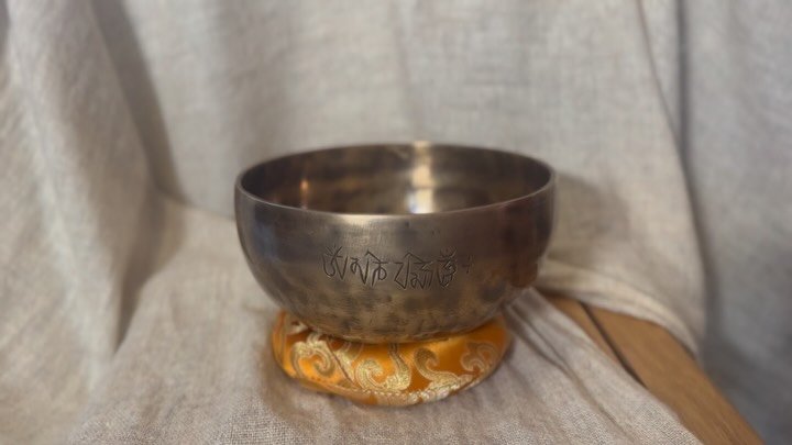 Vlastnoručně pro v&aacute;s vyb&iacute;r&aacute;m unik&aacute;tn&iacute; m&iacute;sy v Kathmandu. Každ&aacute; je ručně vyr&aacute;běn&aacute;. Každ&aacute; pro&scaron;la m&yacute;ma rukama a u&scaron;ima 😍 takže TOP kvalita zaji&scaron;těna 🥰

Kro