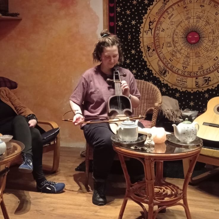 Děkuju v&scaron;em za kr&aacute;sn&yacute; hudebn&iacute; večer v @cajovnasamanka 💚 

Tě&scaron;&iacute;m se zase na př&iacute;&scaron;tě! Hned jak se vr&aacute;t&iacute;m z Him&aacute;laj&iacute;,  nastartujeme pravideln&aacute; setk&aacute;n&iacut