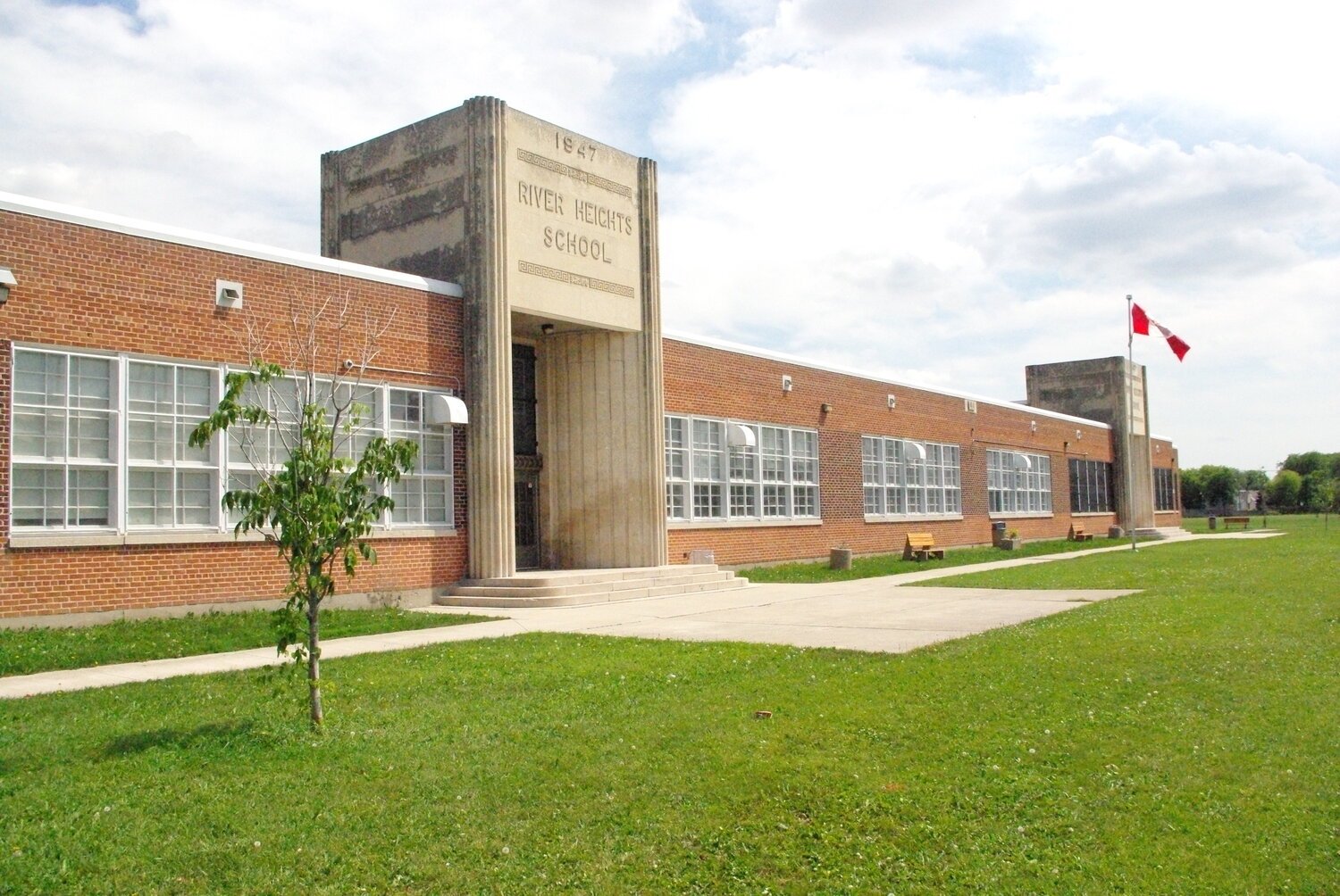 Ecole River Heights School