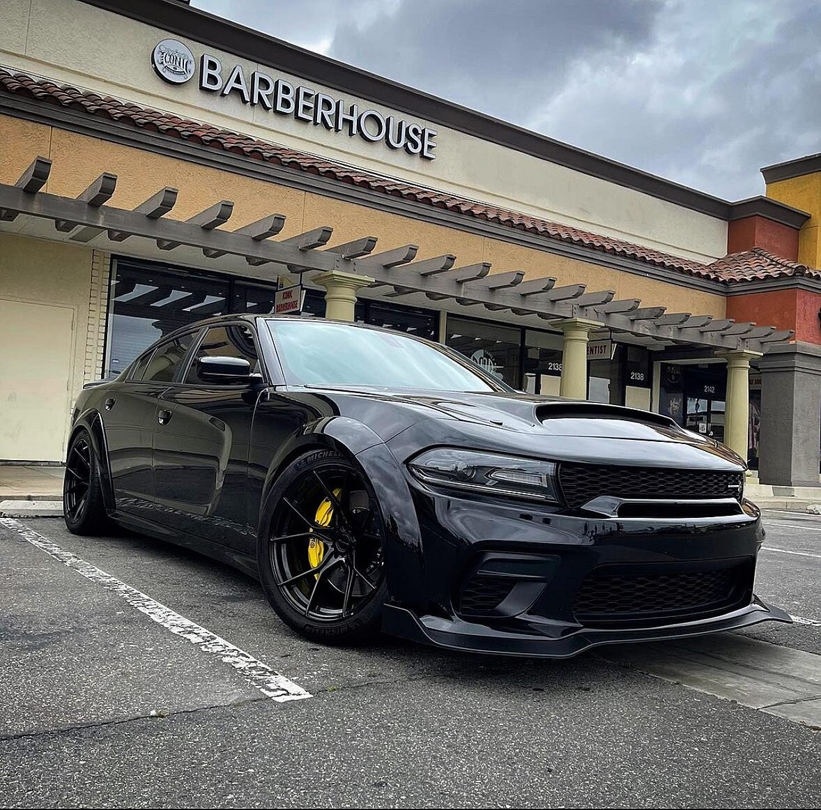 Stance SF 07 in Gloss Black 20x11 fitted on this Wide Body Hellcat! Don&rsquo;t let them tell to you to use spacers!!! 🤣🤣🤣 We build it the right way 💪🏽💪🏽 Give us a call today!!! #stance #stancewheels #modifiedconcepts #mopar #moparornocar #hel