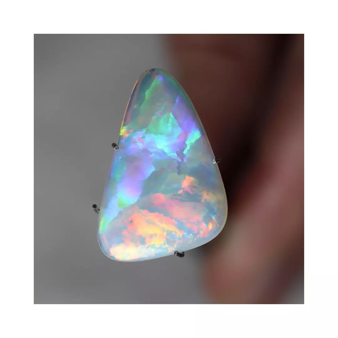 The warm and cool hues are colliding in this 4.02ct crystal opal 🧡❤💜💙

#crystalopal #australianopal #opallove