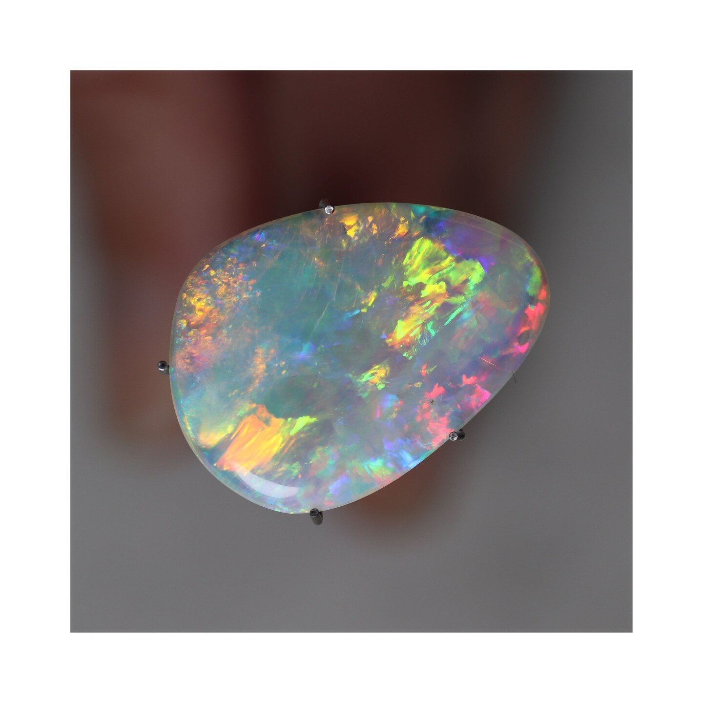 Every now and then you come across an opal that blows your mind with it's intrinsic vibrancy and intricate almost brushstroke patterns. This one well and truly hits that mark for me 🙌🎨

#queenofgems #crystalopal #australianopal #opallove #opalsecre