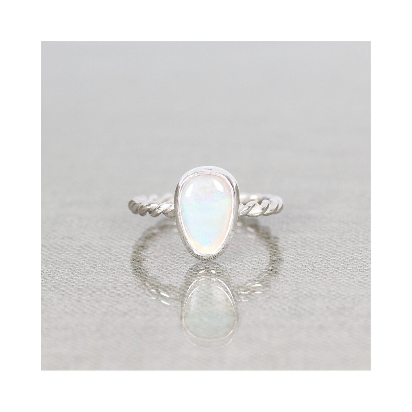 There's a tranquil beauty to this opal that reminds me of an iceberg ❄

#iceblue # crystalopal #arborjewellery #opaljewellery