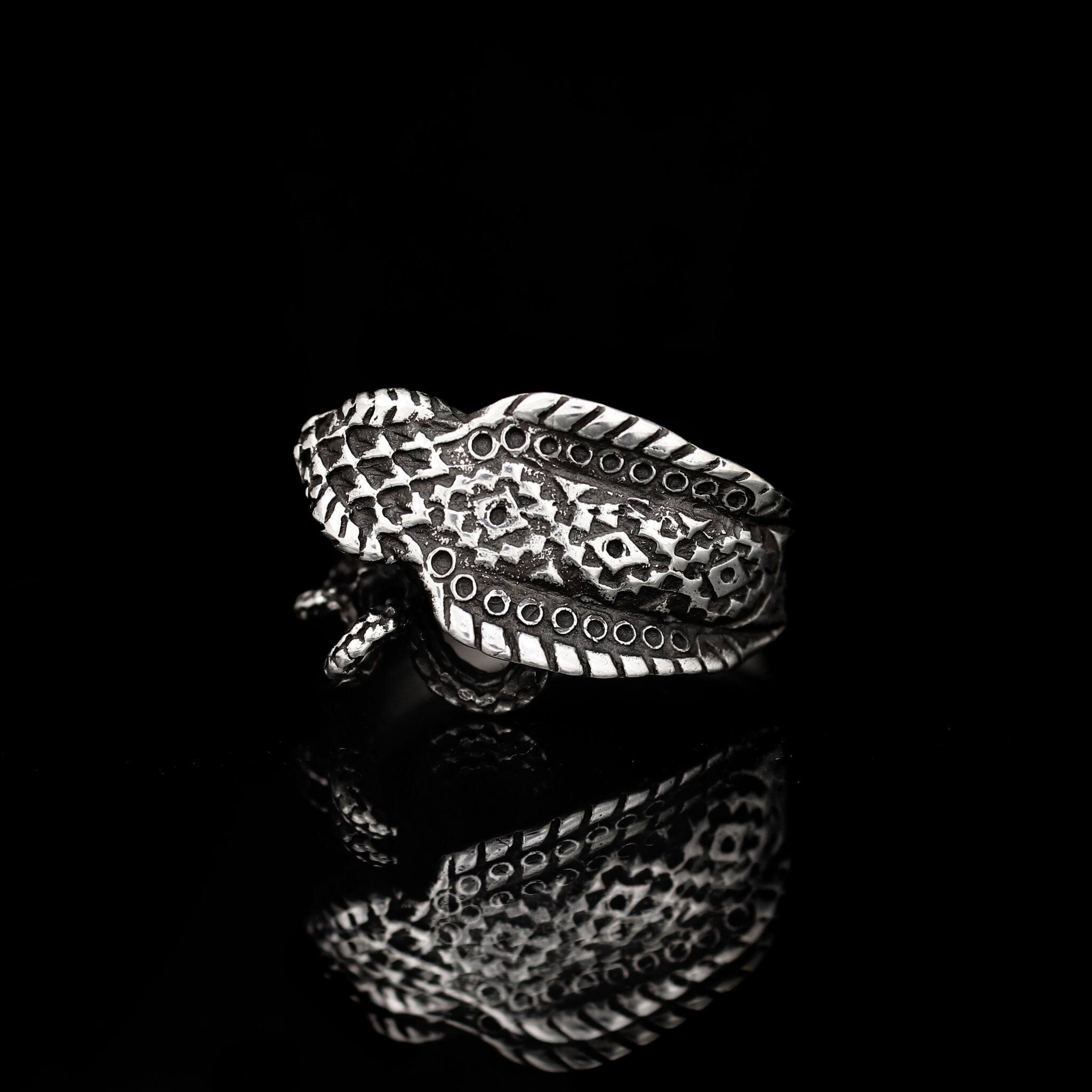 Beautifully carved Cobra Head with wraparound twisted tail. Striking eyes and teeth finish of this striking ring. 

#handcarved #not3Dprinted #snakering #menrings #925silver #animaljewellery #animalrings