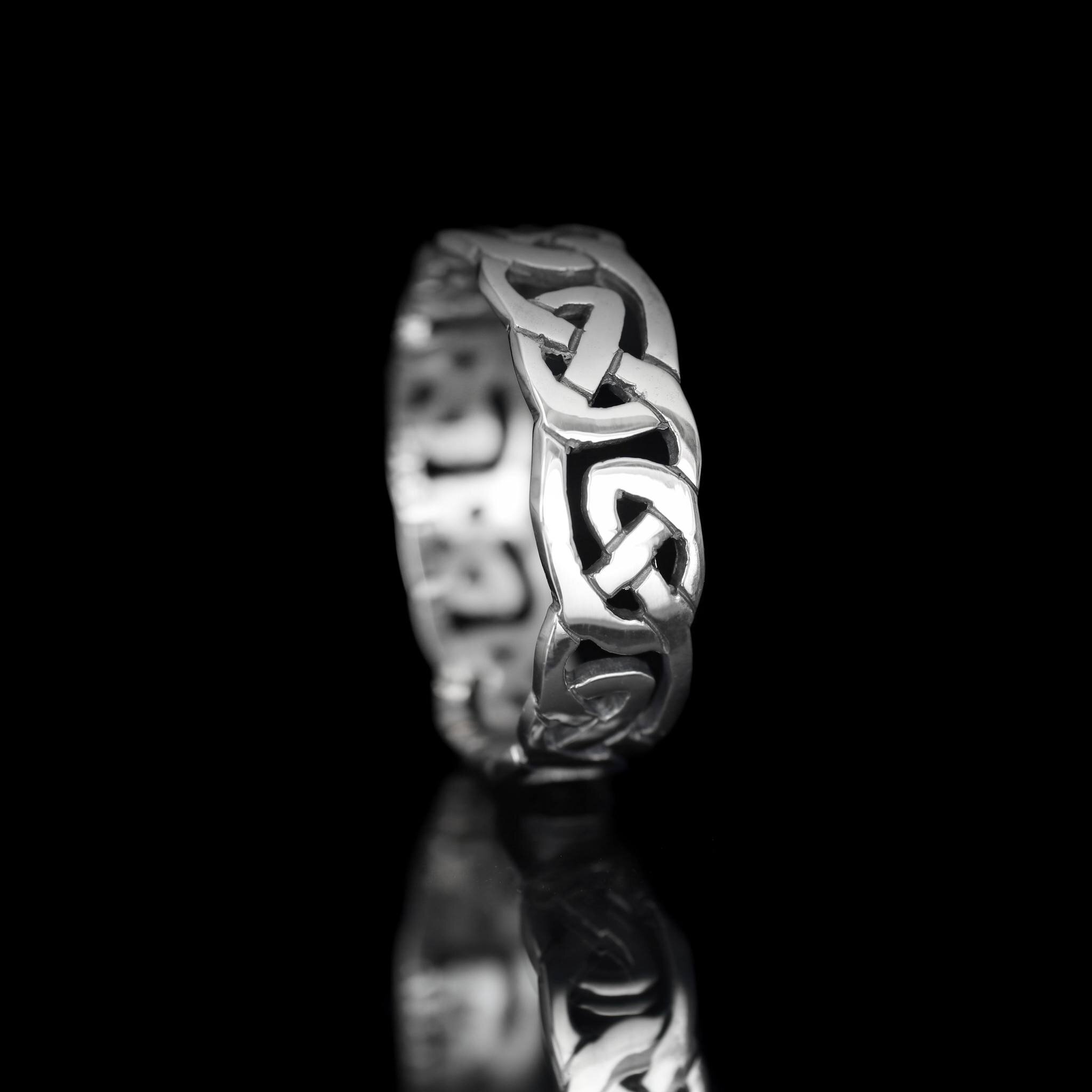 Celtic knot wraparound band in sterling silver #alastairscollection 

#celticknot #celticring #mensjewellery #mensring #oldschool #silverring