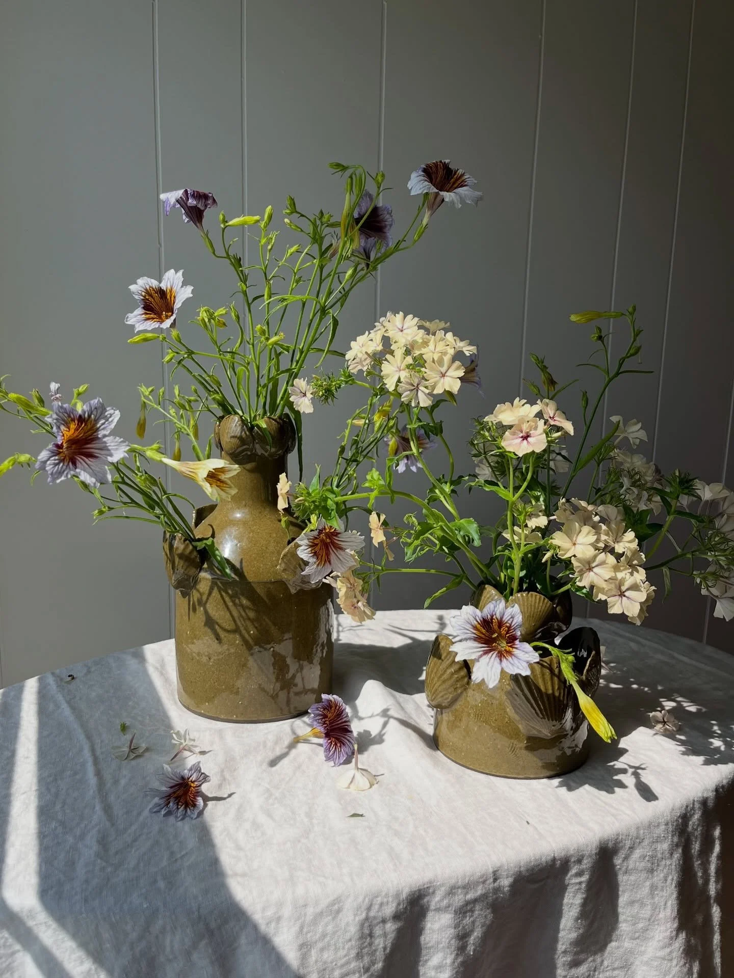Salpiglossis and phlox in my favorite shell vases by @firehousepotteryco 🦪✨