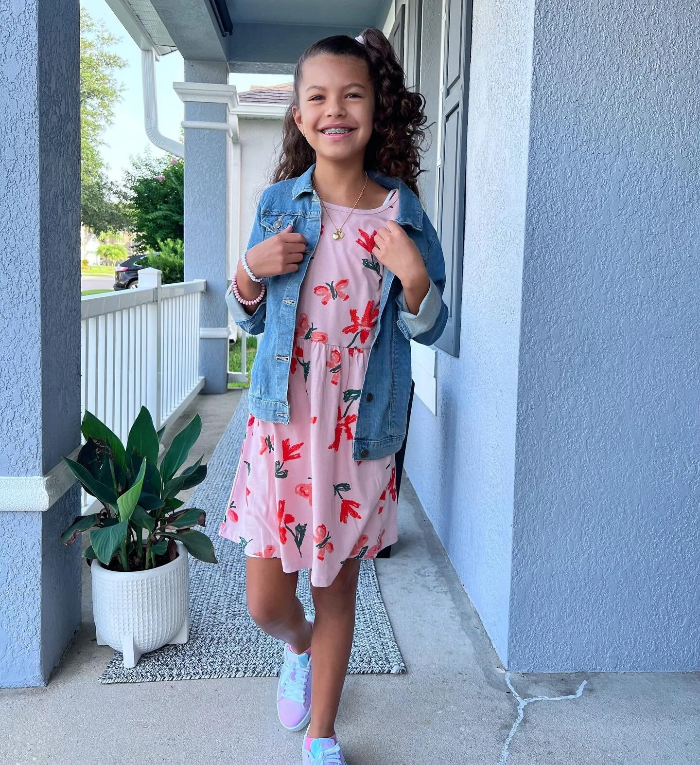 ✨Aunties have 1st day photos too! ✨

I am so proud of this cutie right here. Watching her grow through the years is a true blessing and spending the summer with her has been more adorable than she cares to understand. 

In just one summer she learned