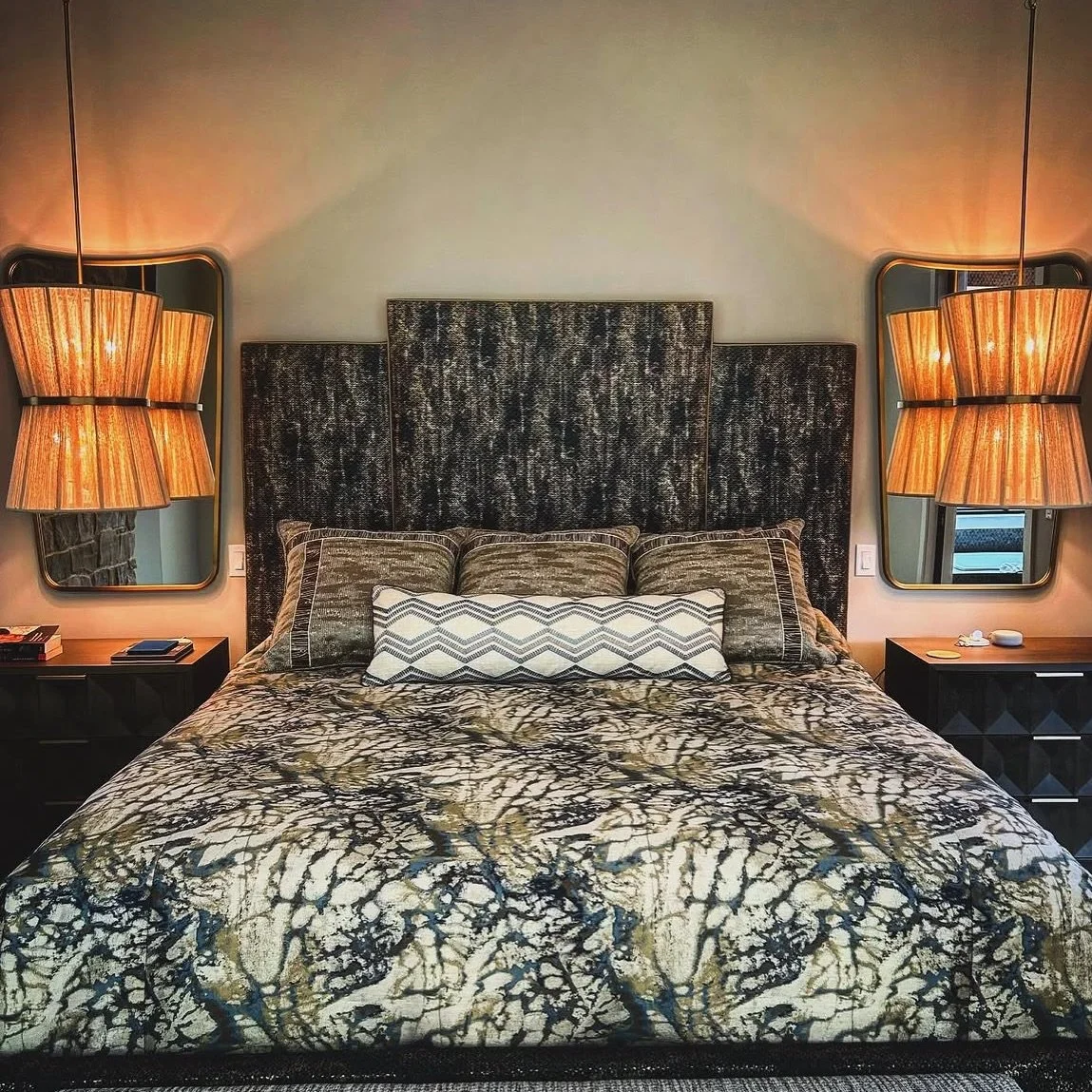 Custom bed and bedding- for the client who knows exactly what they want 👏🏽👏🏽👏🏽

Designed by Deb 

#customfurnıture #designer #omaha #design