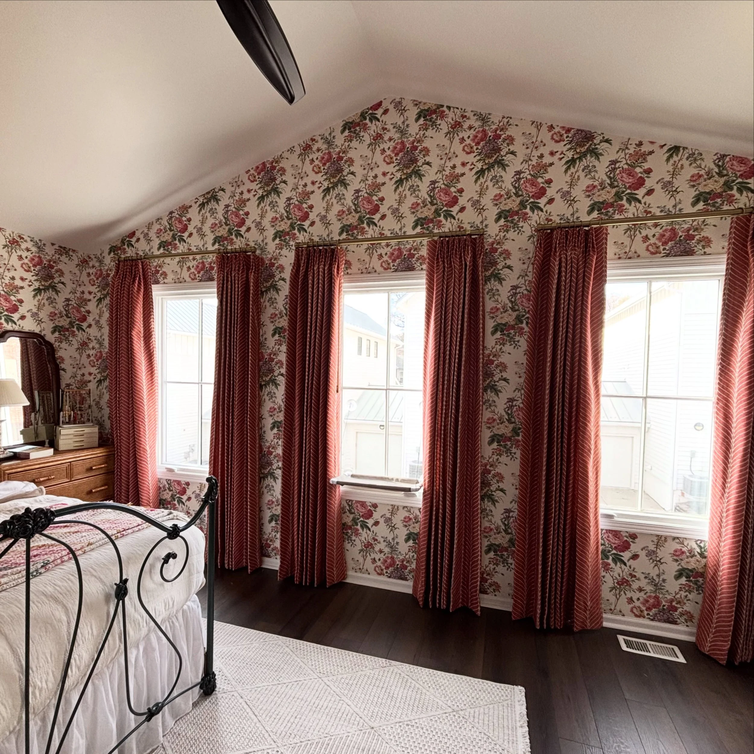 Gorgeous wallpaper and draperies designed by Liz! 

#idf #design #wallpaper #home #homedecor