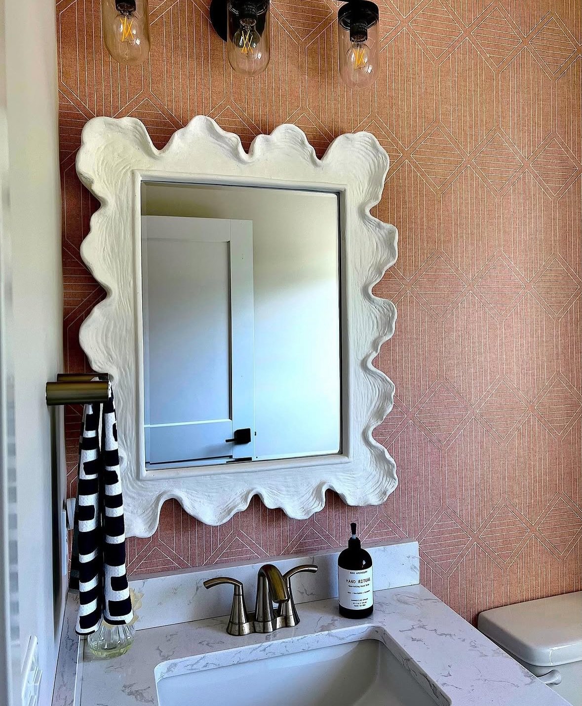 Powder room dreams 💭

Designed by Liz 

Omaha designer | home design | bathroom design | wallpaper | artistic design | interiors |