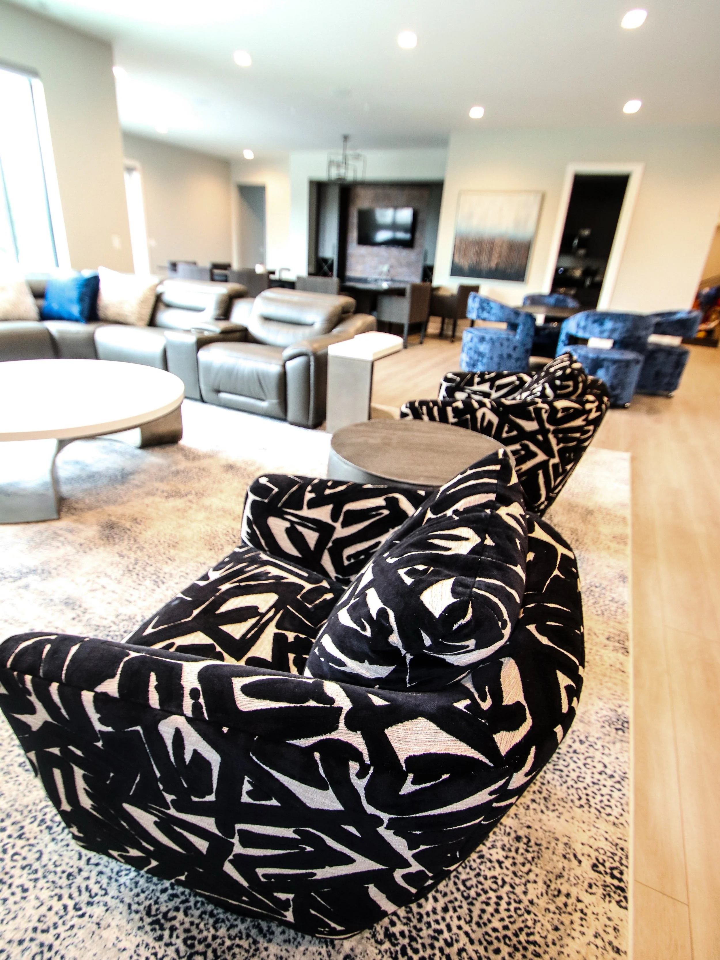 Don&rsquo;t be afraid to be bold. Make the statement. Go wild. This is your one life to express yourself. Do it loudly. 👏🏽

Designed by Liz 

Omaha | designers | interiors | interior design |