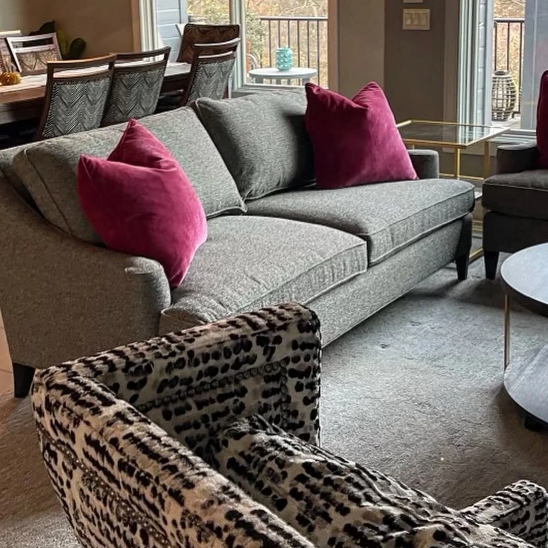 When it&rsquo;s cozy, colorful, and extremely put together&hellip; a designer was here 💞🥂

Omaha designers | design firm | interiors
