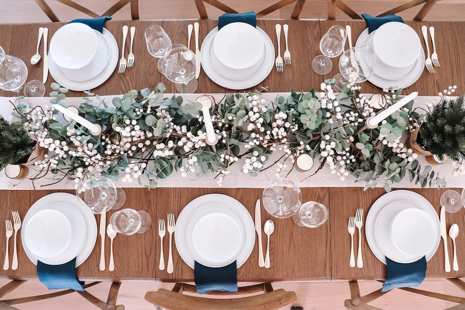 a simple, neutral holiday table setting — cerriously