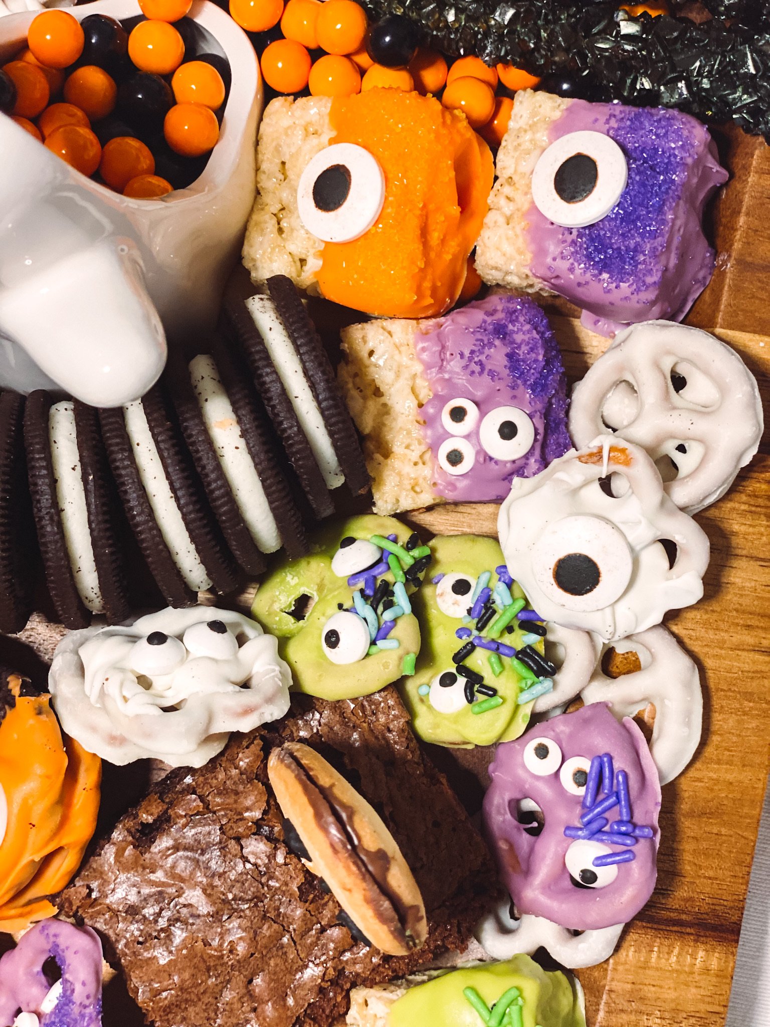 how to create a halloween candy treat board - detail 8.JPG