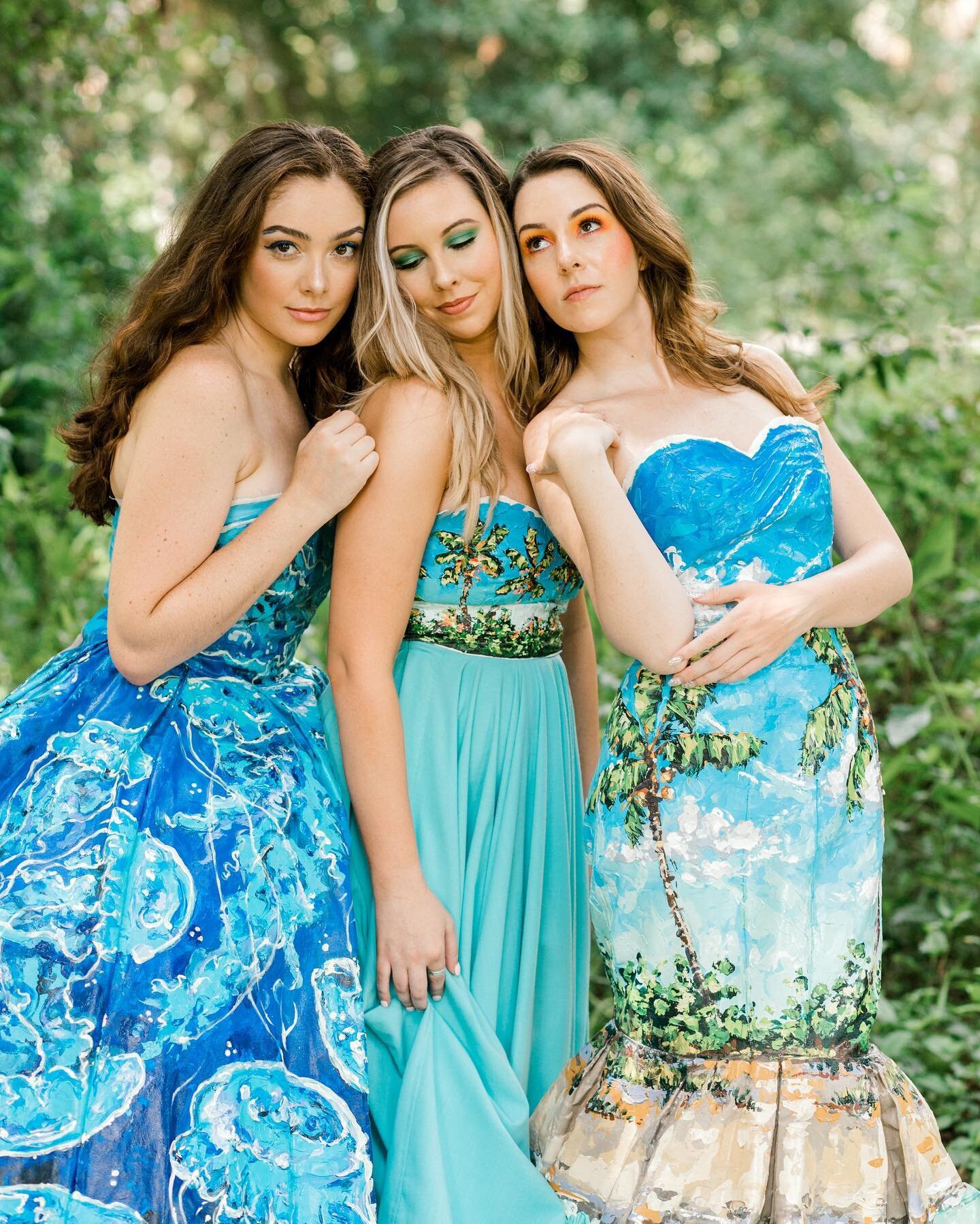 Look at how amazing these women look in custom hand painted dresses!!
Photo by @sammimariephotography 
-
#vivrecoutre #handpainted #artistsoninstagram #customdresses #paintedgown