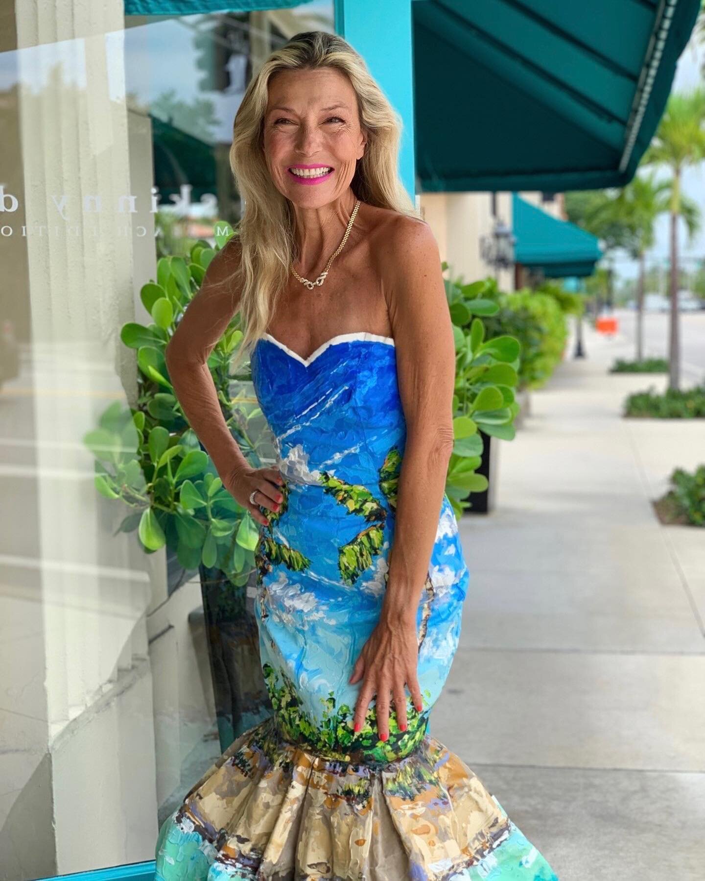 We customize gowns for any size, age, or style! Just visit the link in bio. 
Artwork by Sarah LaPierre @thickpaint
-
#vivrecouture #handpaintedgown #artistsofinstagram #customdress #uniqueoutfit #handpaintedfashion #customize