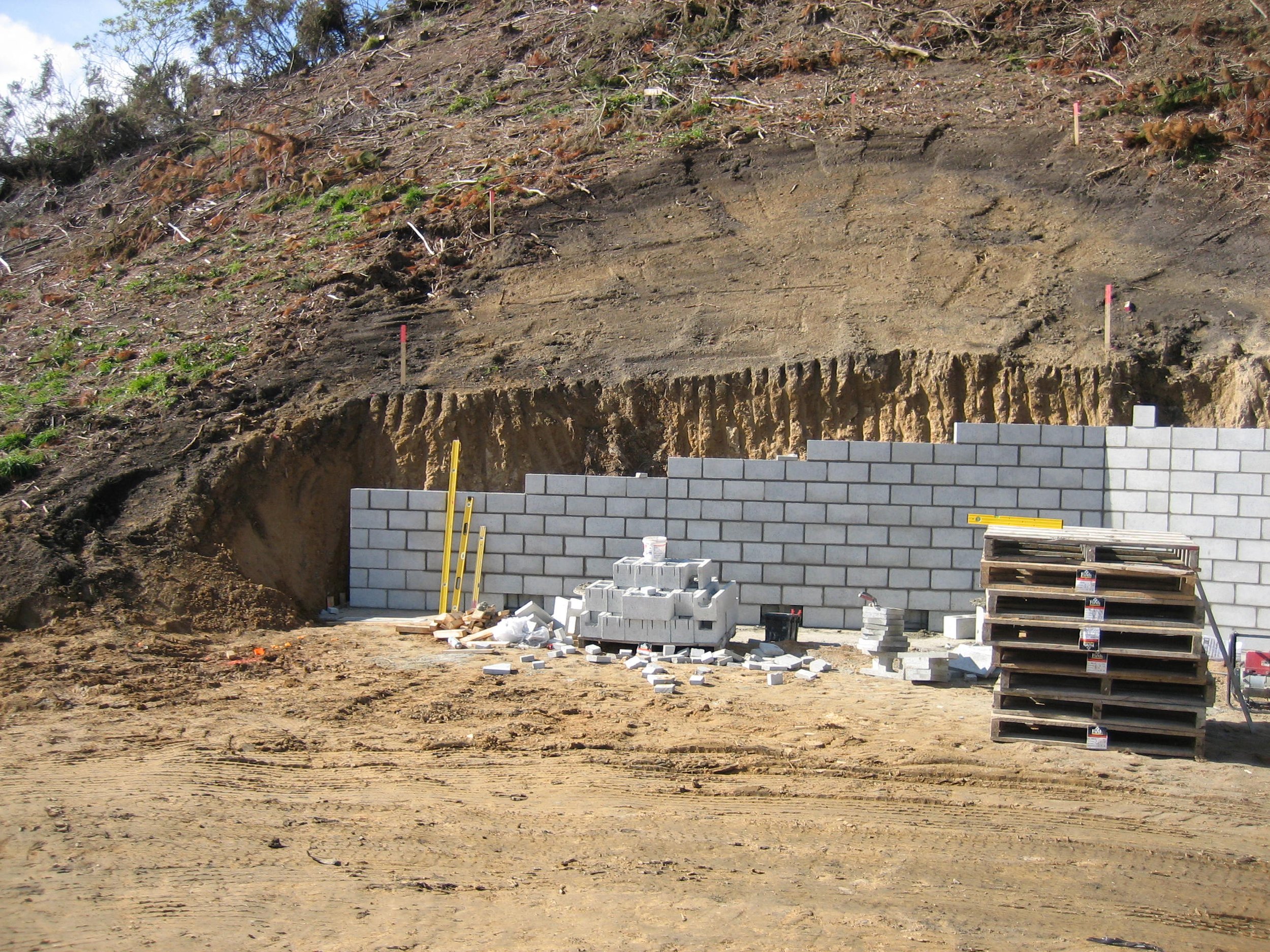  Typical concrete masonry block retaining wall 