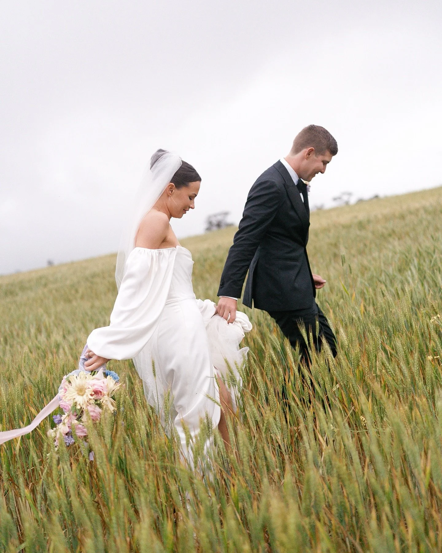 Lucy &amp; Micky! 🥂 Despite the drizzly day there was no wiping the smiles of anyone&rsquo;s faces. Married on their beautiful family farm in Walebing, with cool elements like a bar made out of a silo, groomsmen whipping out the guitar while Lucy wa