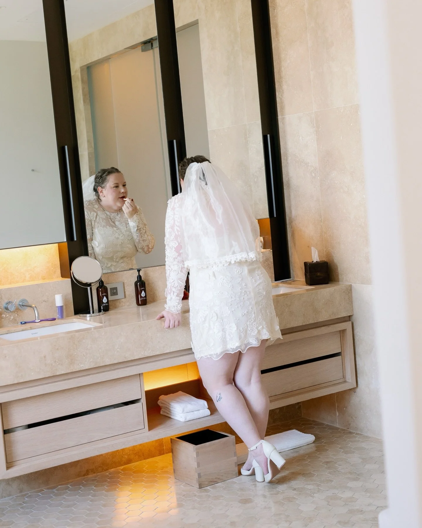 Getting ready moments with Sarah at Como The Treasury 💄 

#perthweddingphotographer #comotreasuryperth #comotreasurywedding #weddingportraitsperth #perthbride