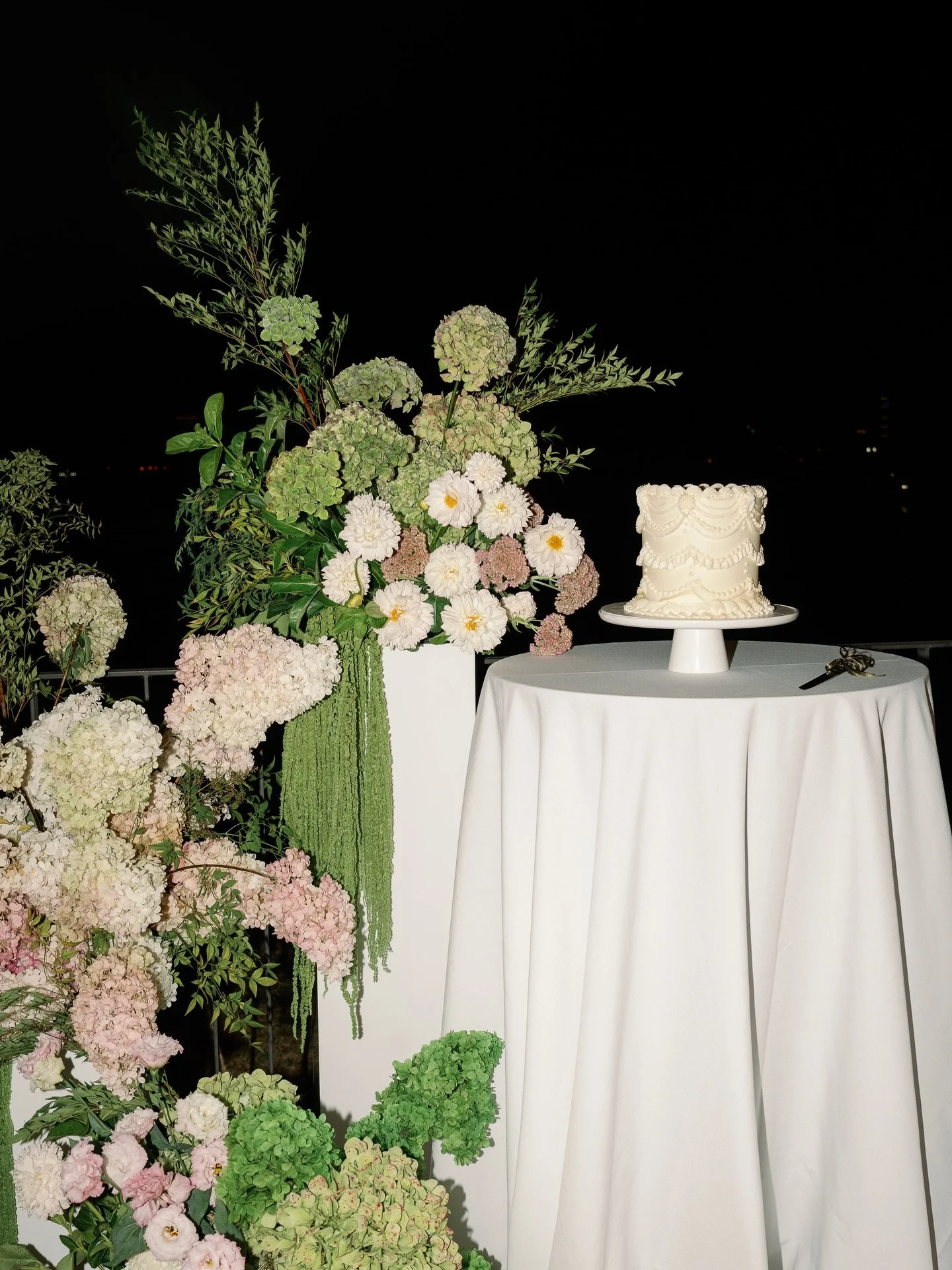 A moment for this cake setup 🍰 

@poppysflowers 
@fabcakesbymahisha 

#perthweddingphotography #perthweddingcakes #matildabaywedding #matildabayrestaurant #perthwedding