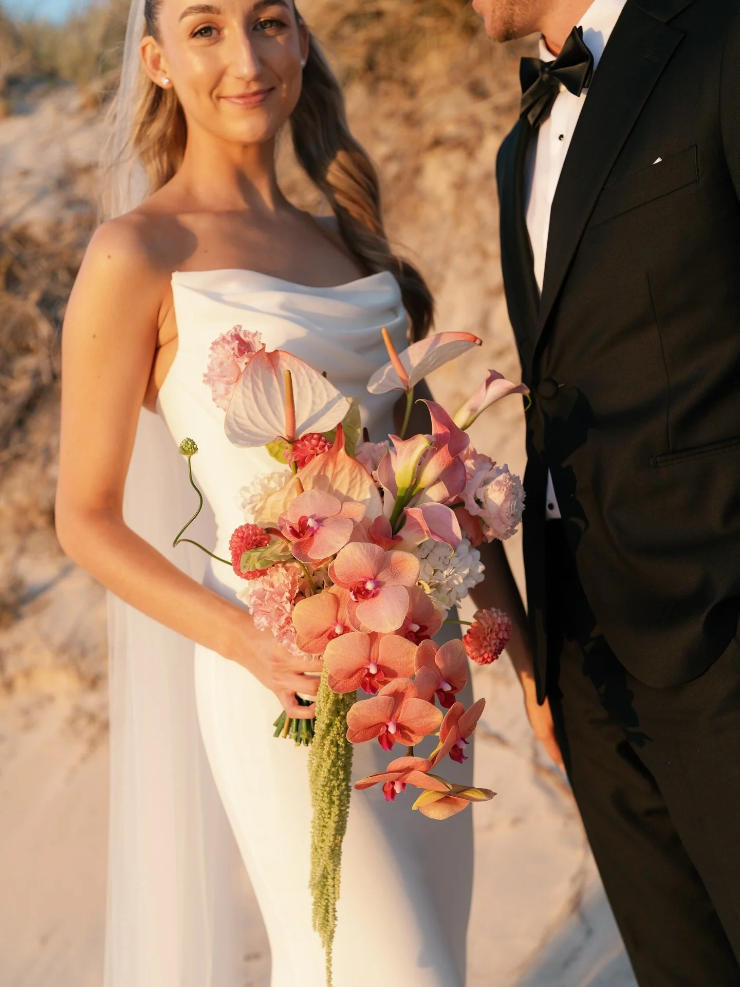 The bouquet that no one could stop raving about @studio.viola.perth 

#perthweddingphotographer #perthweddingflorist #weddingphotographerperth #perthweddingstylist #perthweddingstyling