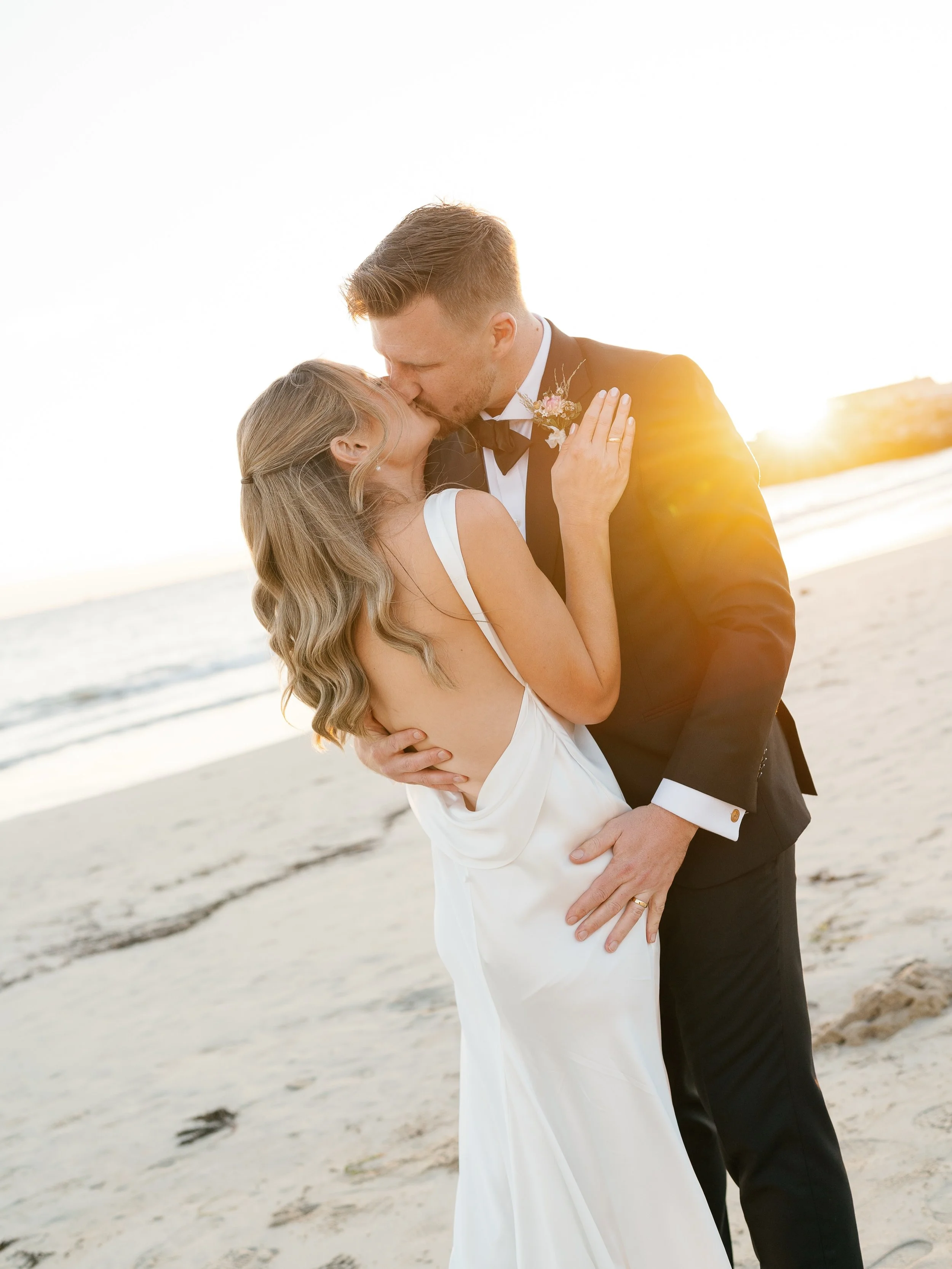 5 minutes at sunset is all it took to create a handful of gorgeous moments for Courtney &amp; Sasha ✨ Captured at Bathers Beach in Freo, right out the front of Kidogo Arthouse where they had the most relaxing summer afternoon wedding. 

#perthwedding