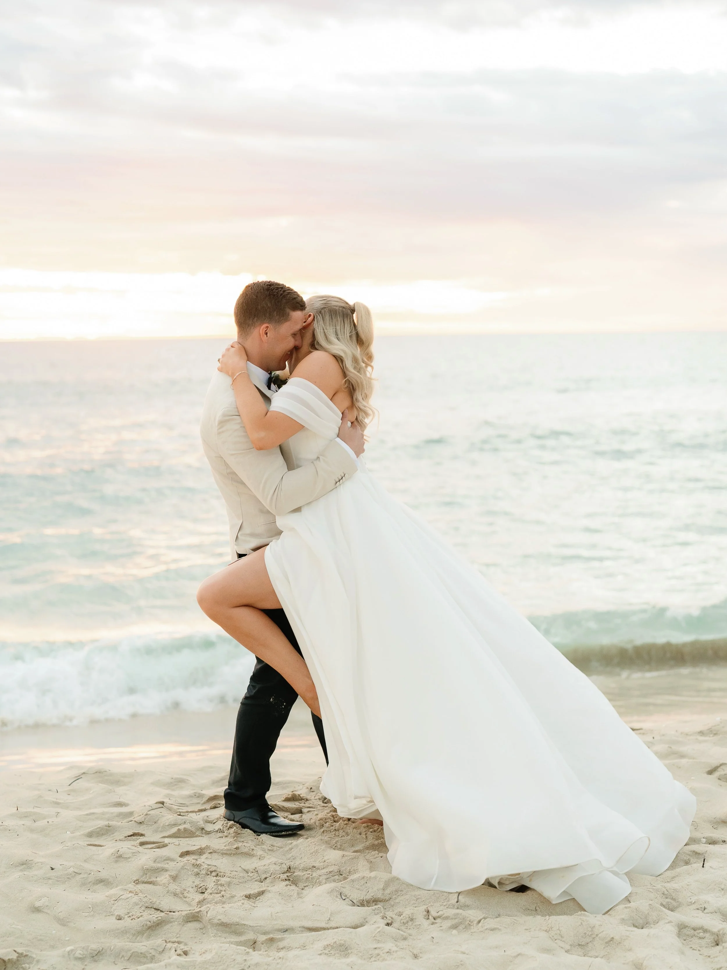 Sweet sunset moments ✨

#perthwedding #perthweddingphotographer #perthsunset #cottesloewedding #perthsunsetphotography